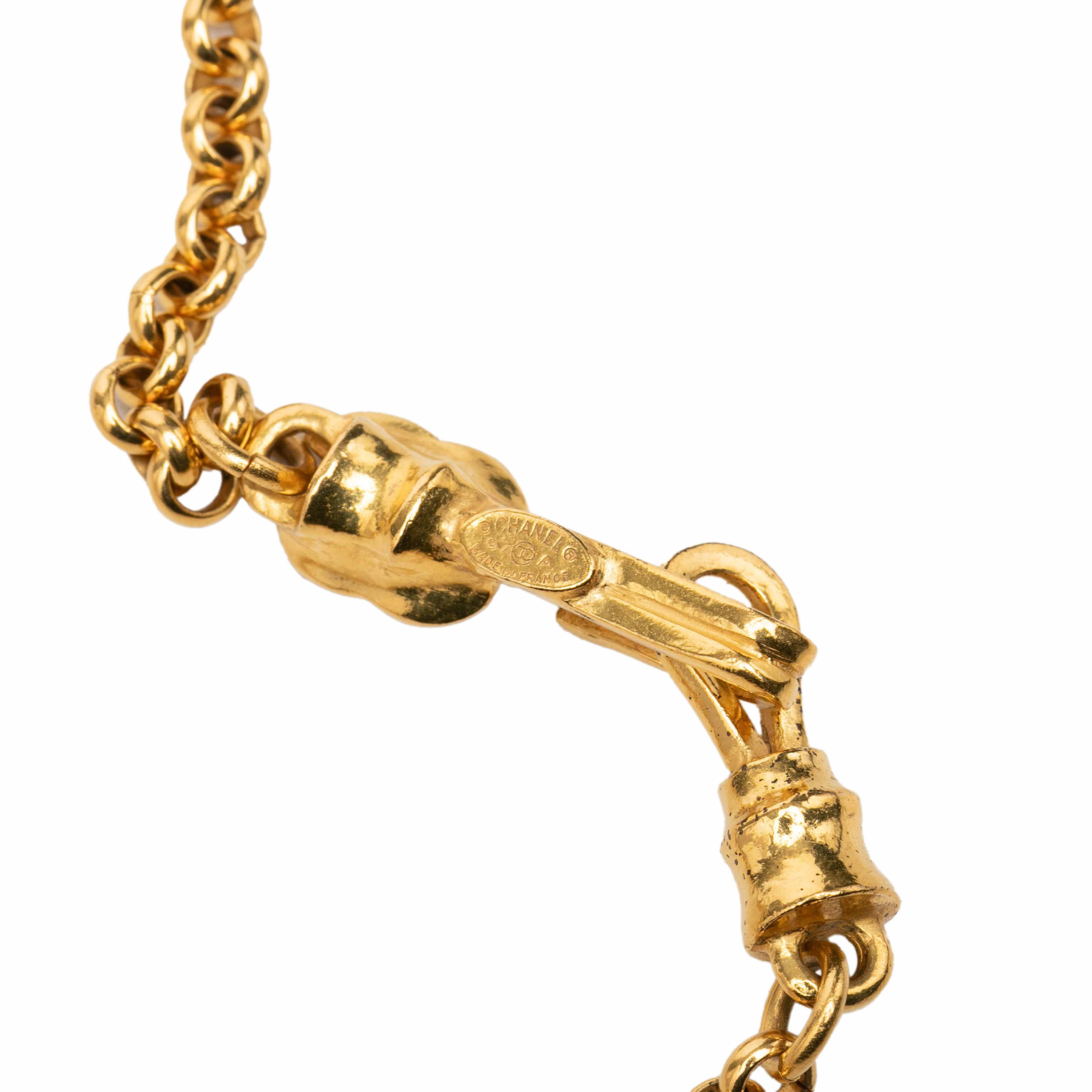 Chanel Cc Gold Plated Teardrop Logo Pendant Necklace, från Luxclusif, i färgen guld. Klicka för att öppna bilden i stort format