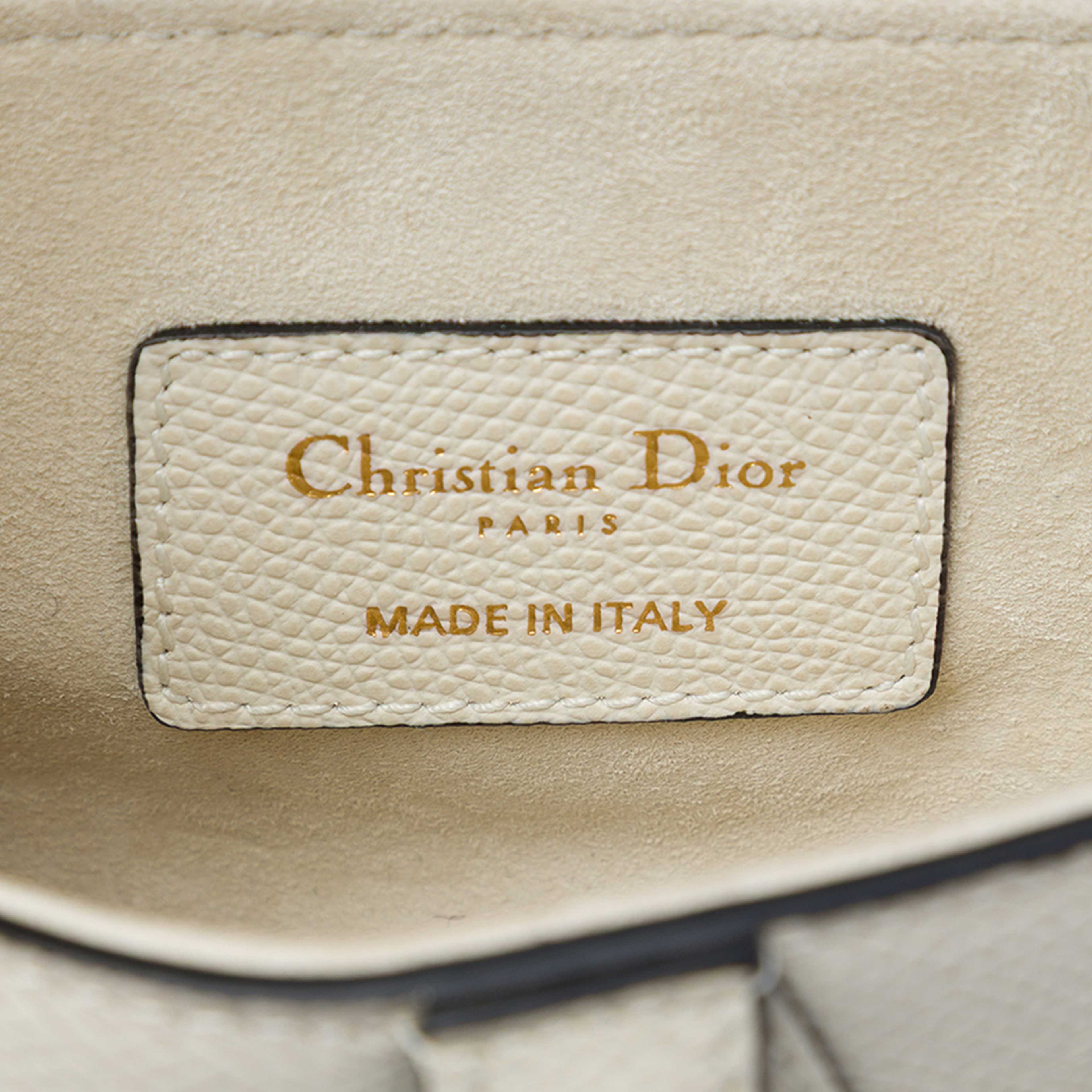 Dior Mini Grained Calfskin Saddle Bag, från Luxclusif, i färgen vit. Klicka för att öppna bilden i stort format