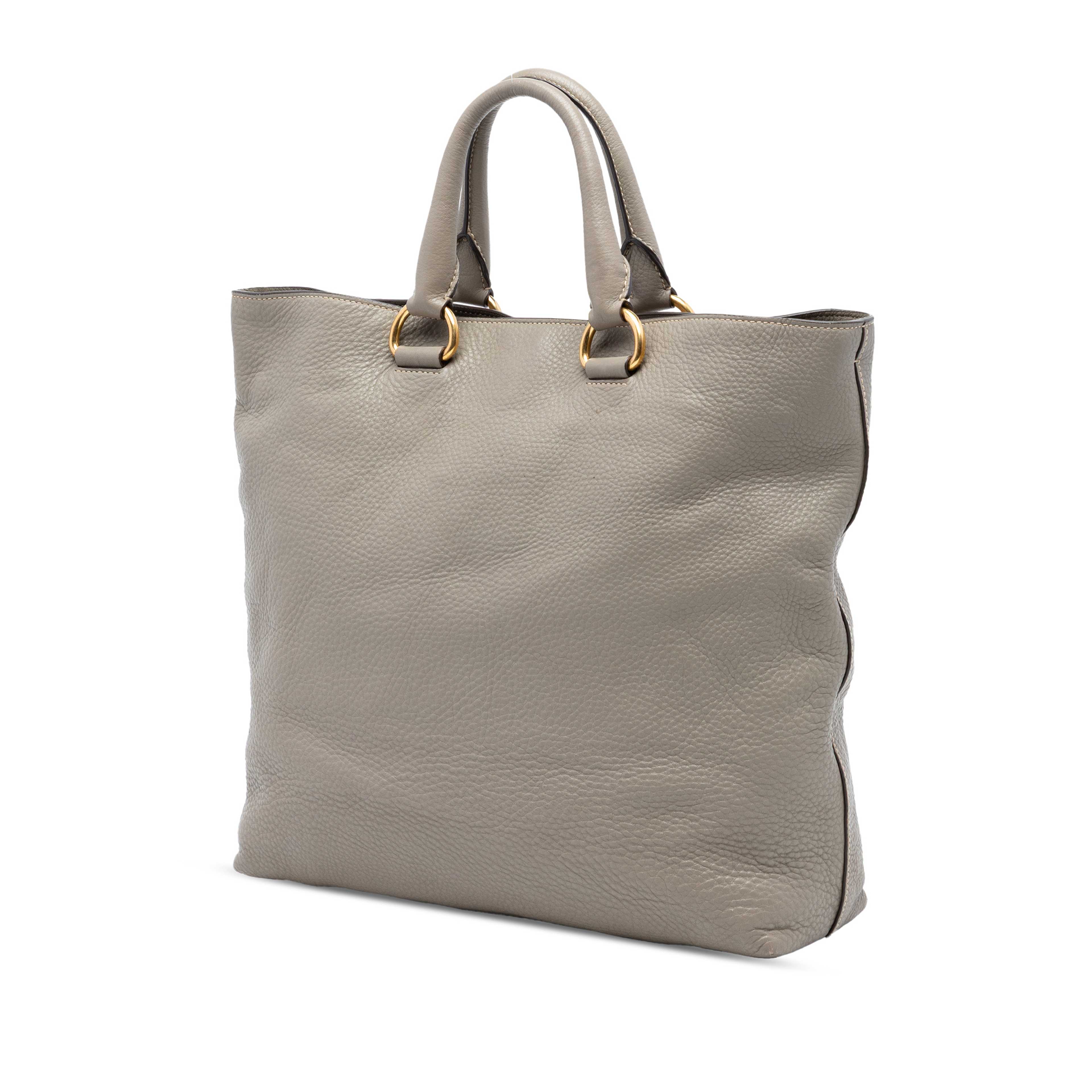 Prada Vitello Daino Open Convertible Tote, från Luxclusif, i färgen gray. Klicka för att öppna bilden i stort format