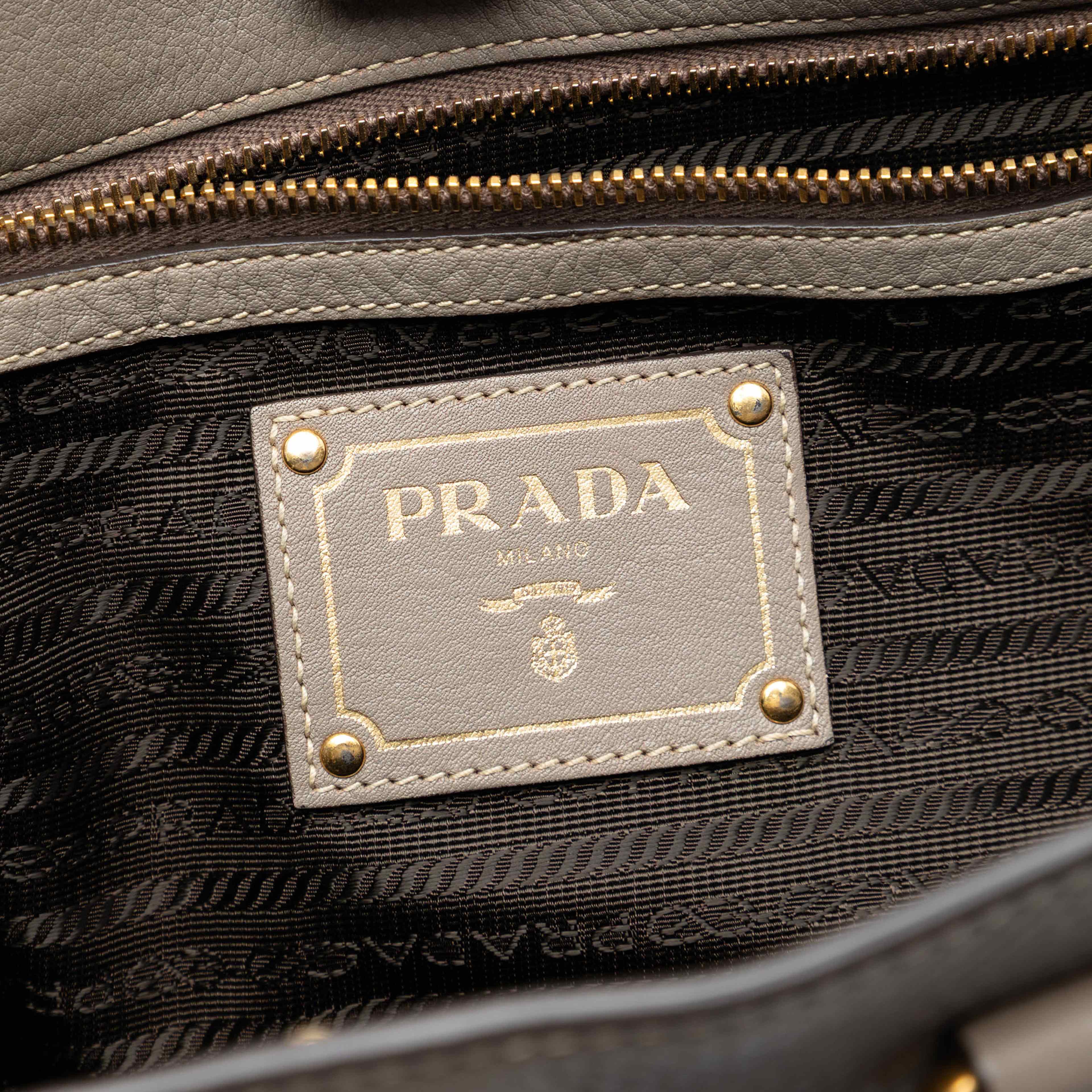 Prada Vitello Daino Open Convertible Tote, från Luxclusif, i färgen gray. Klicka för att öppna bilden i stort format