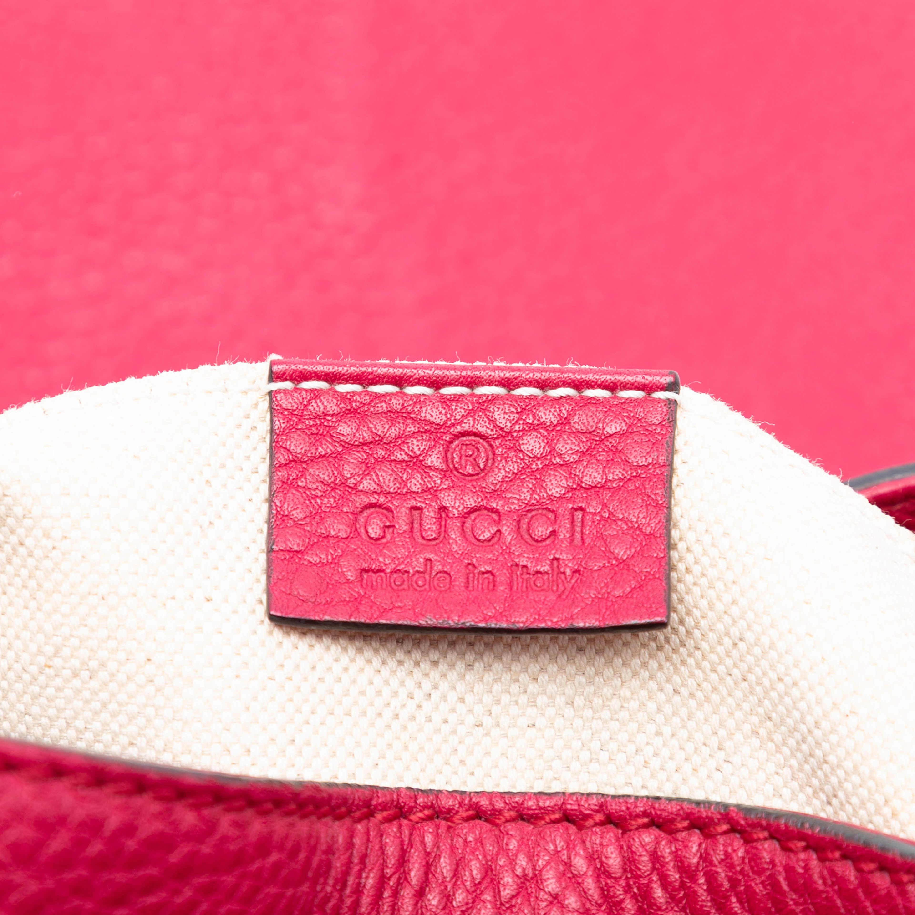 Gucci Leather Bamboo Tassel Backpack, från Luxclusif, i färgen dark pink. Klicka för att öppna bilden i stort format