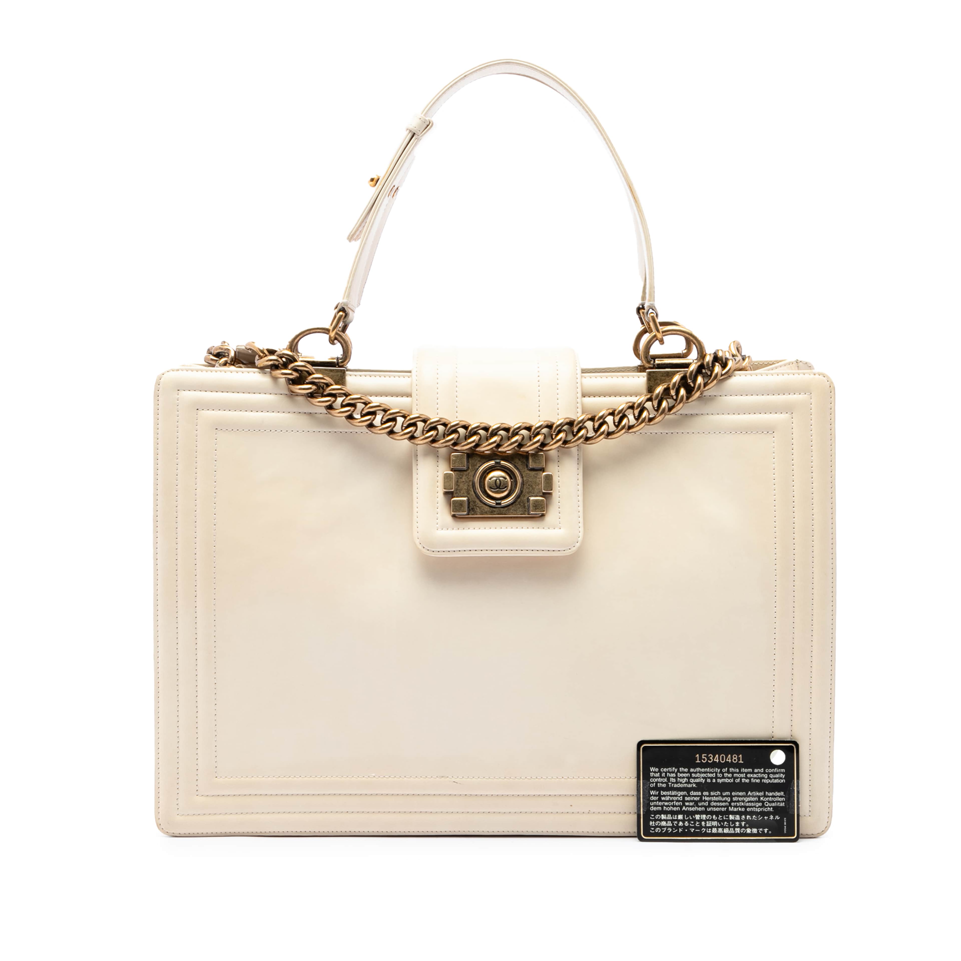Chanel Calfskin Boy Reverso Shopping Tote, från Luxclusif, i färgen vit. Klicka för att öppna bilden i stort format