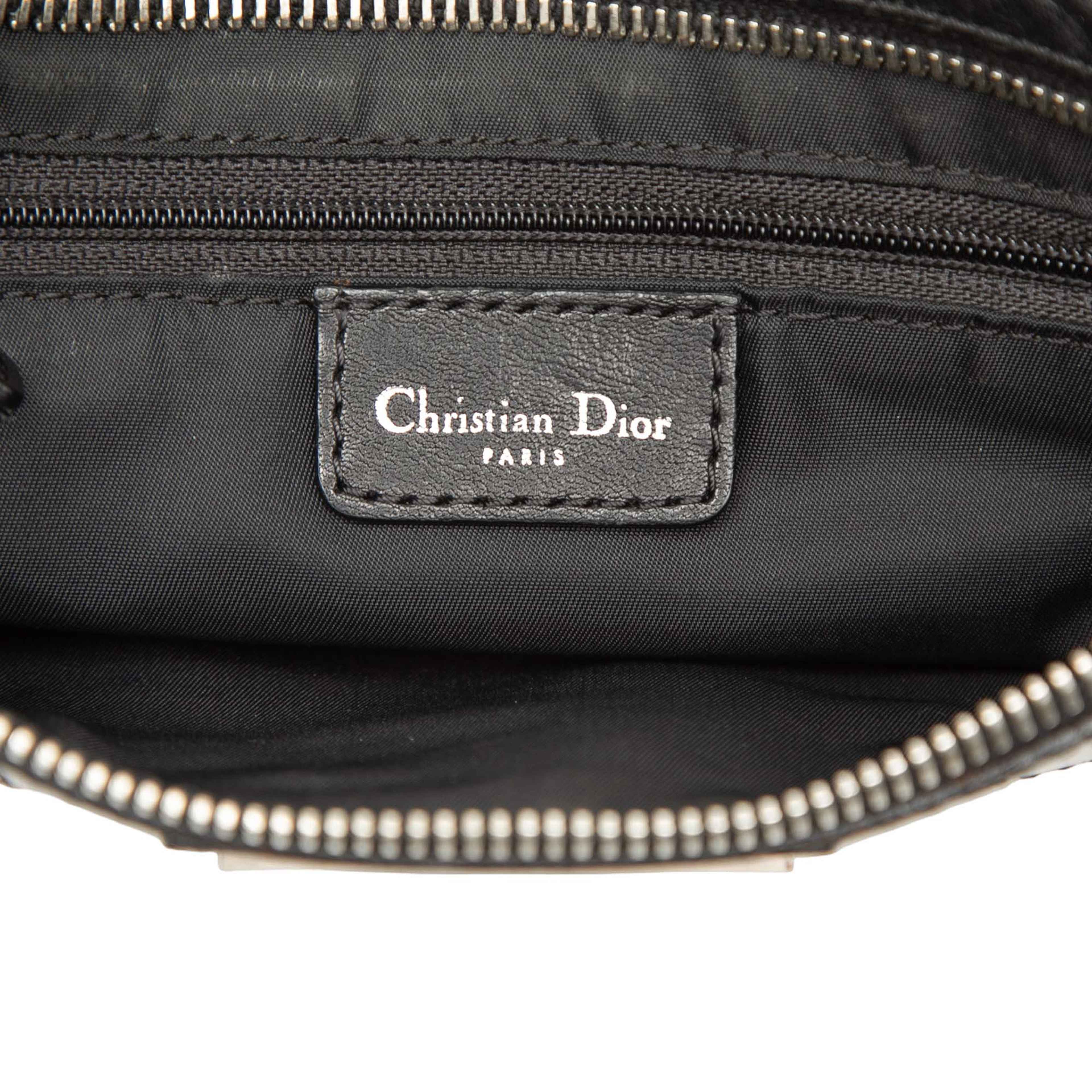 Dior Diorissimo Trotter Canvas Street Chic Shoulder Bag, från Luxclusif, i färgen svart. Klicka för att öppna bilden i stort format