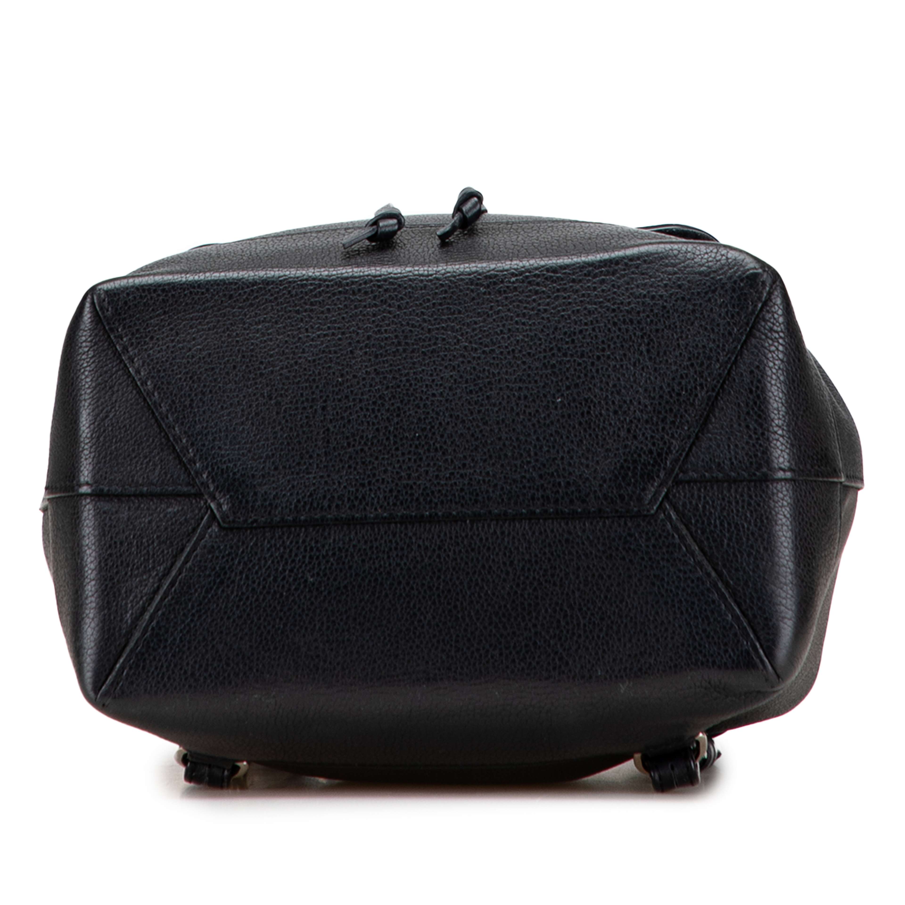 Louis Vuitton Taurillon Lockme Backpack, från Luxclusif, i färgen black. Klicka för att öppna bilden i stort format