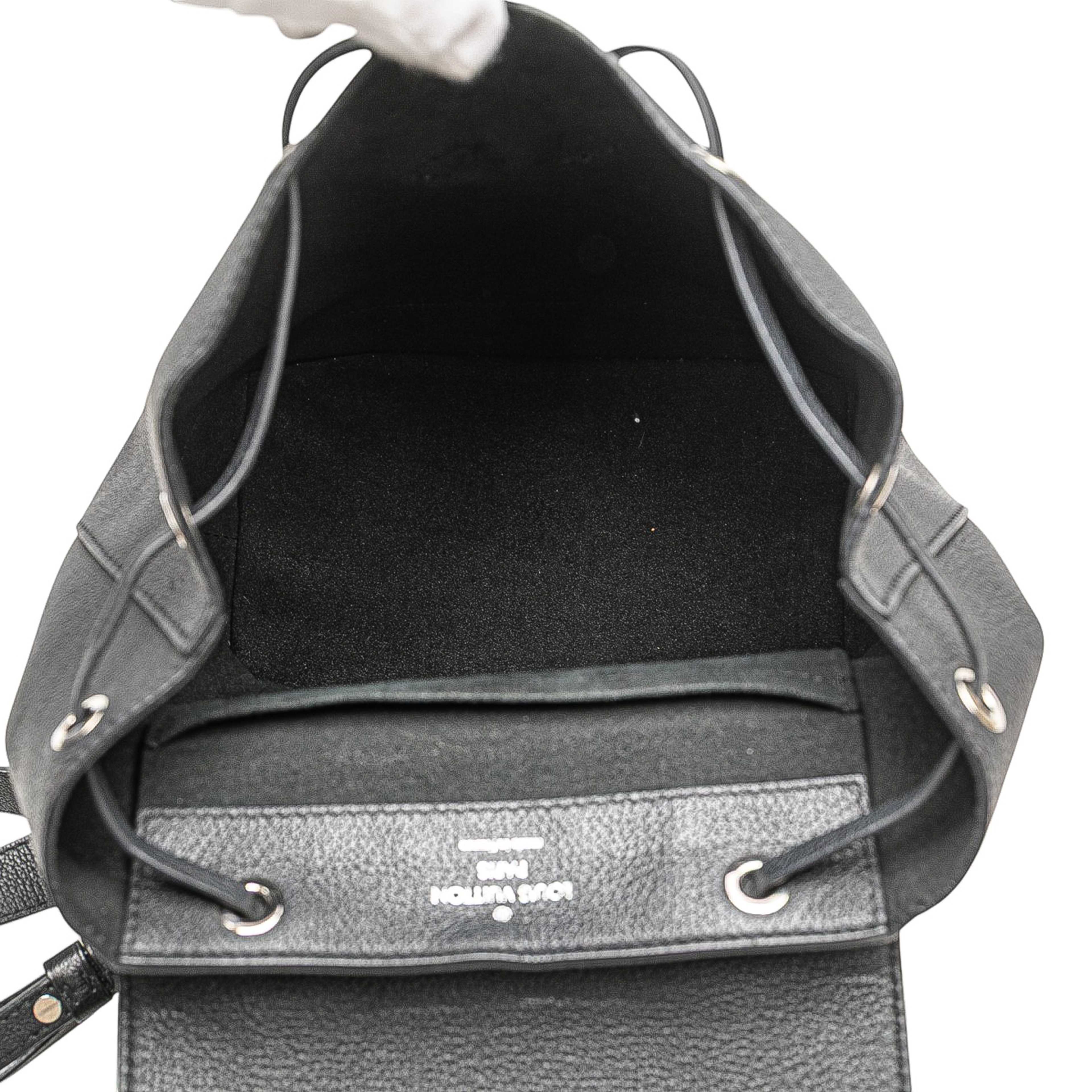 Louis Vuitton Taurillon Lockme Backpack, från Luxclusif, i färgen black. Klicka för att öppna bilden i stort format