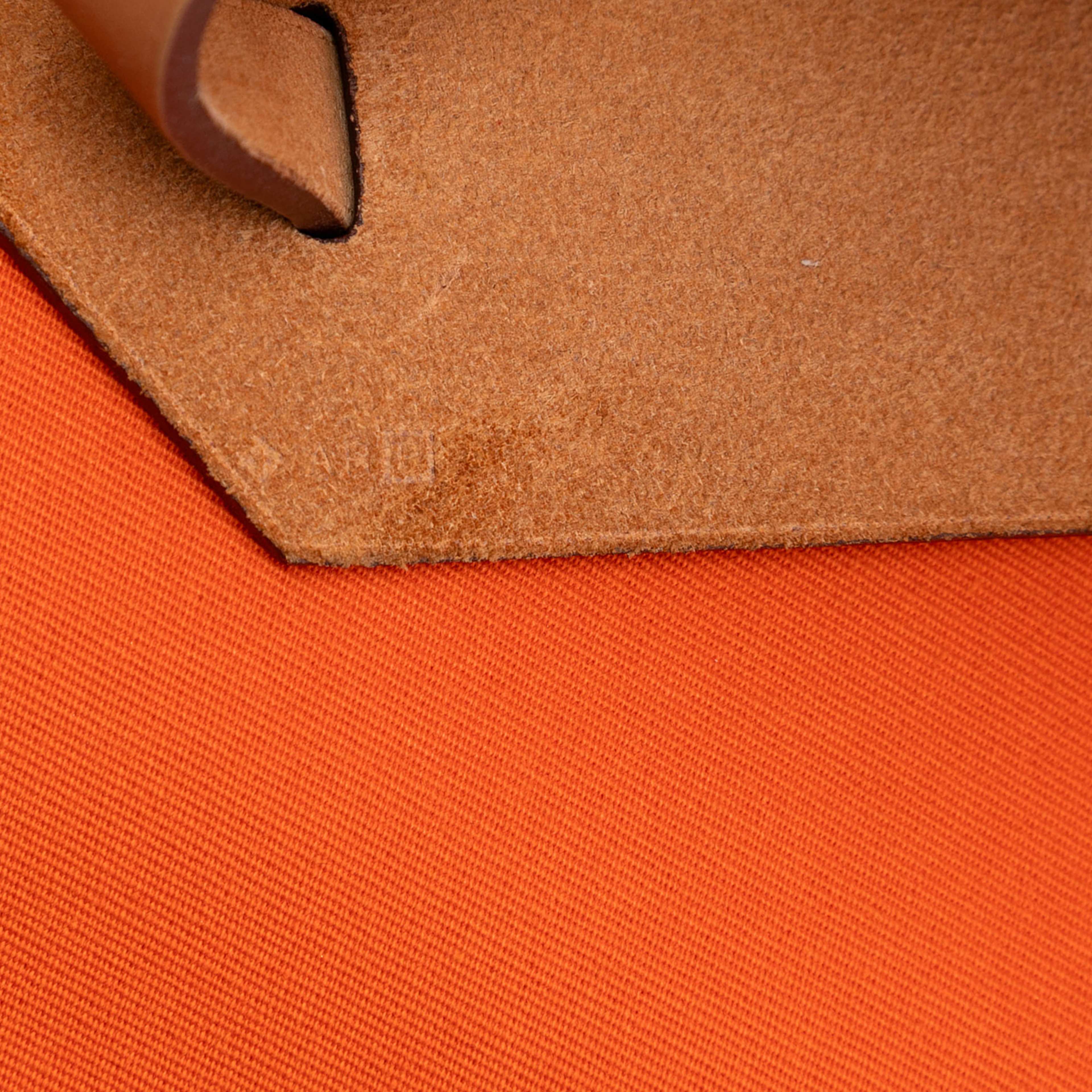 Hermès Toile Herbag Zip 39, från Luxclusif, i färgen orange. Klicka för att öppna bilden i stort format