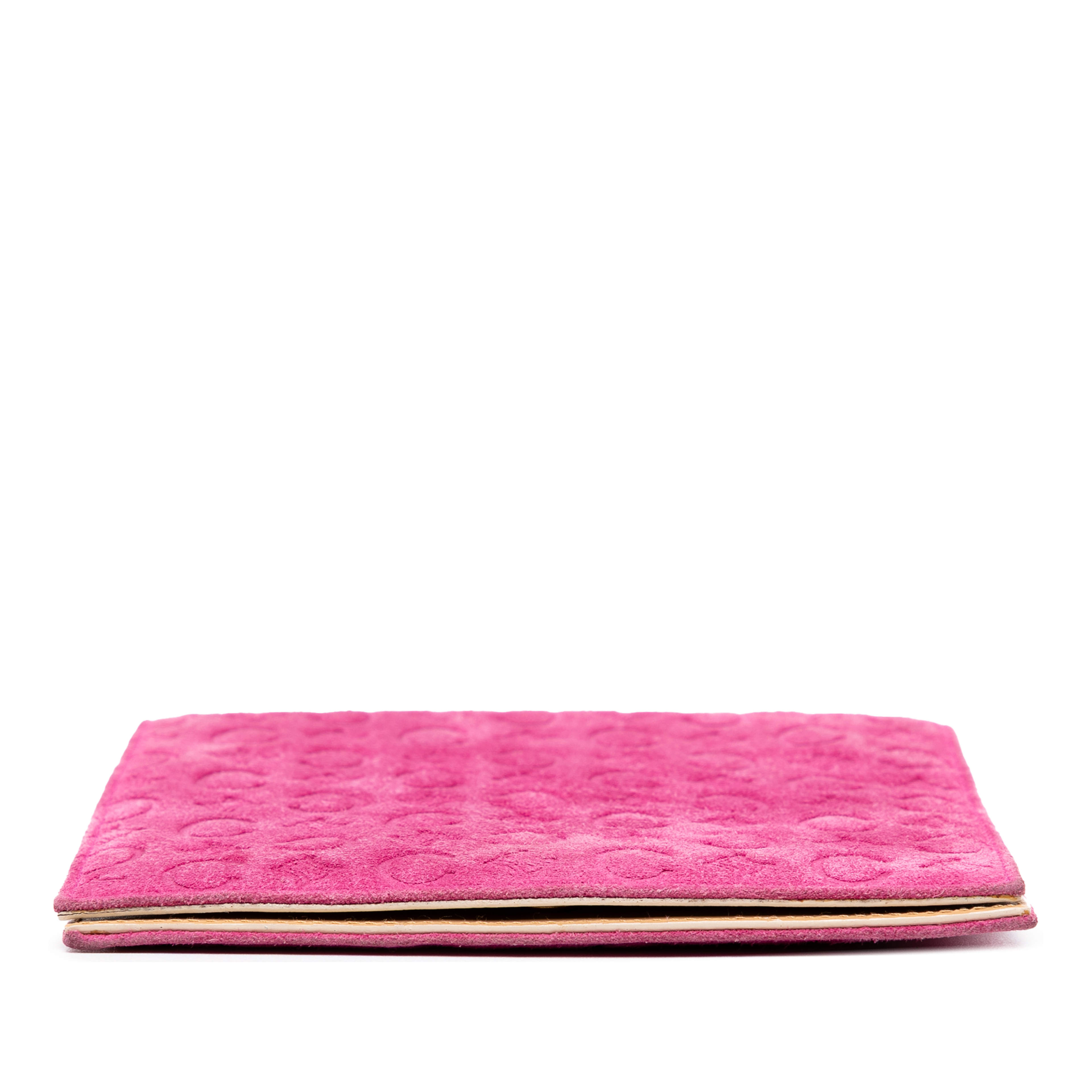 Celine C Macadam Suede Crossbody, från Luxclusif, i färgen dark pink. Klicka för att öppna bilden i stort format