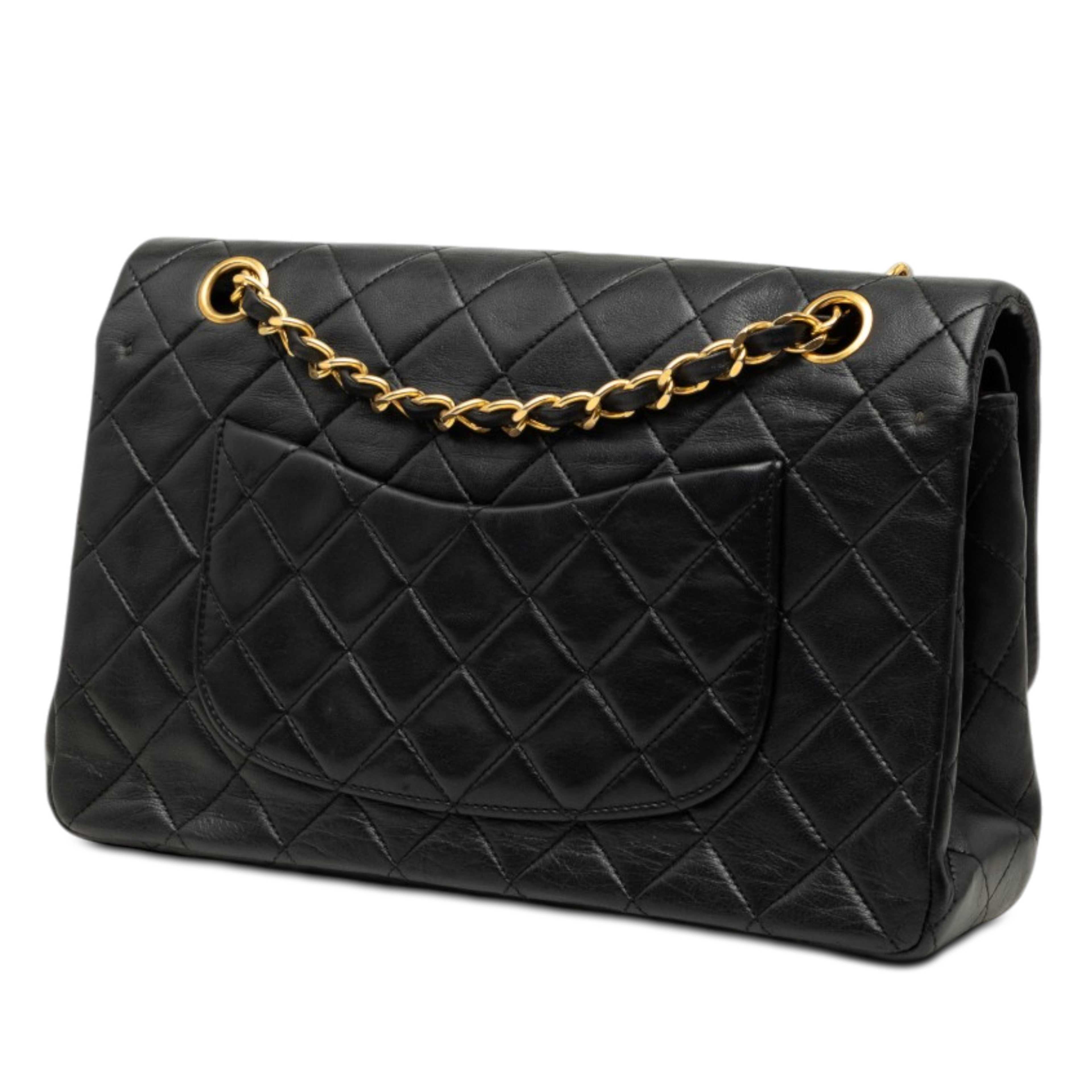 Chanel Medium Classic Lambskin Double Flap, från Luxclusif, i färgen svart. Klicka för att öppna bilden i stort format