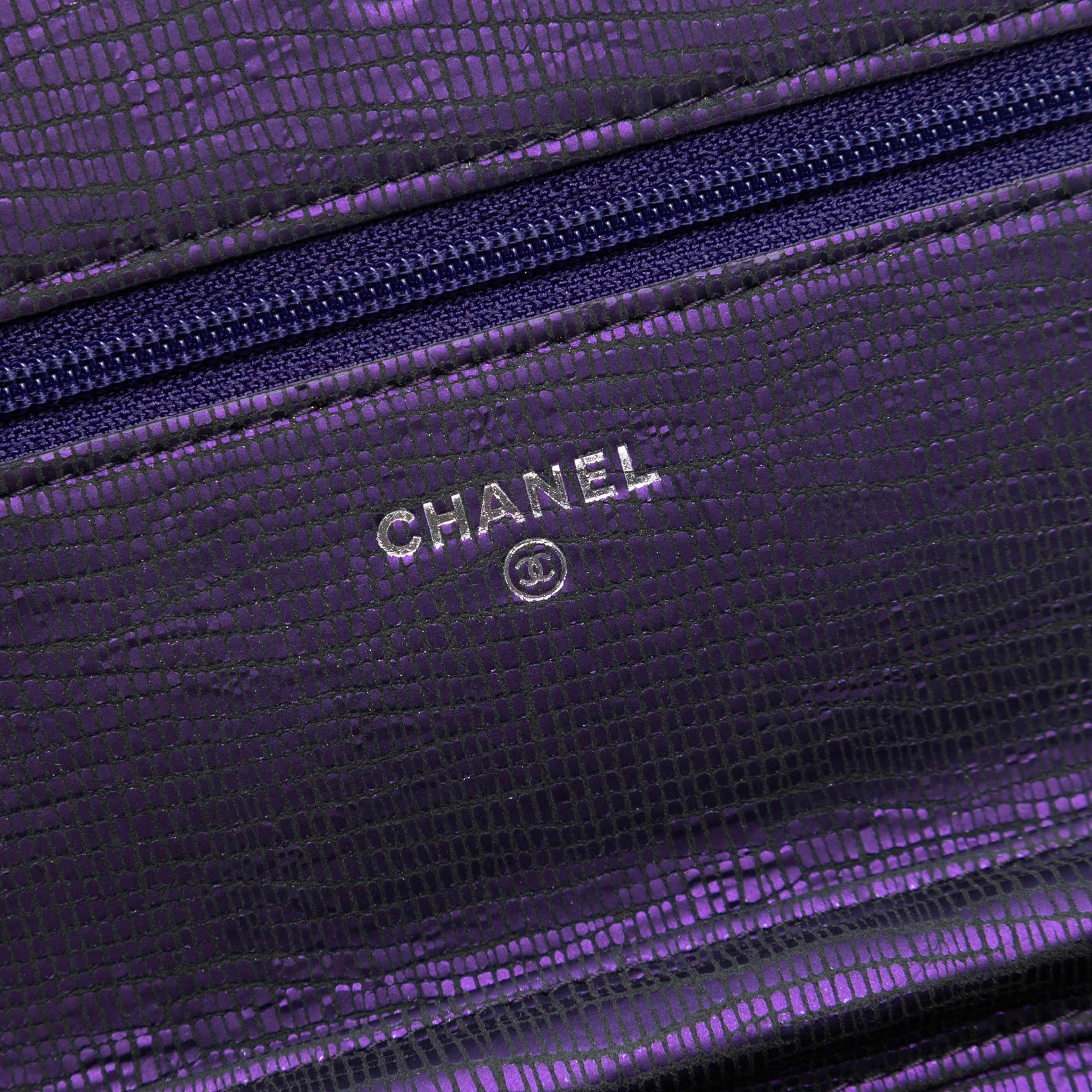 Chanel Cc Metallic Crackling Lizard Printed Leather Wallet On Chain, från Luxclusif, i färgen violet. Klicka för att öppna bilden i stort format