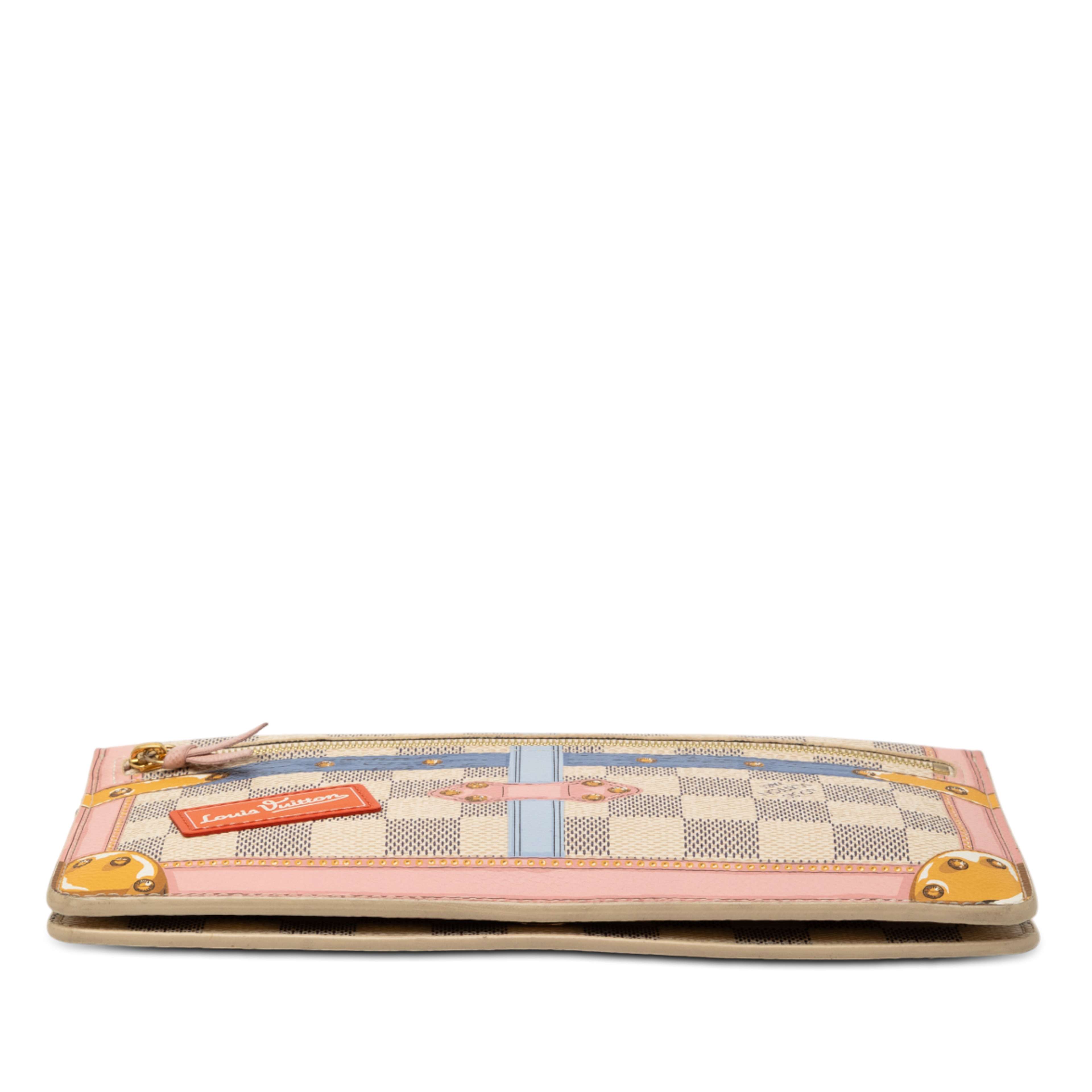 Louis Vuitton Damier Azur Summer Trunks Pochette Weekend, från Luxclusif, i färgen white. Klicka för att öppna bilden i stort format