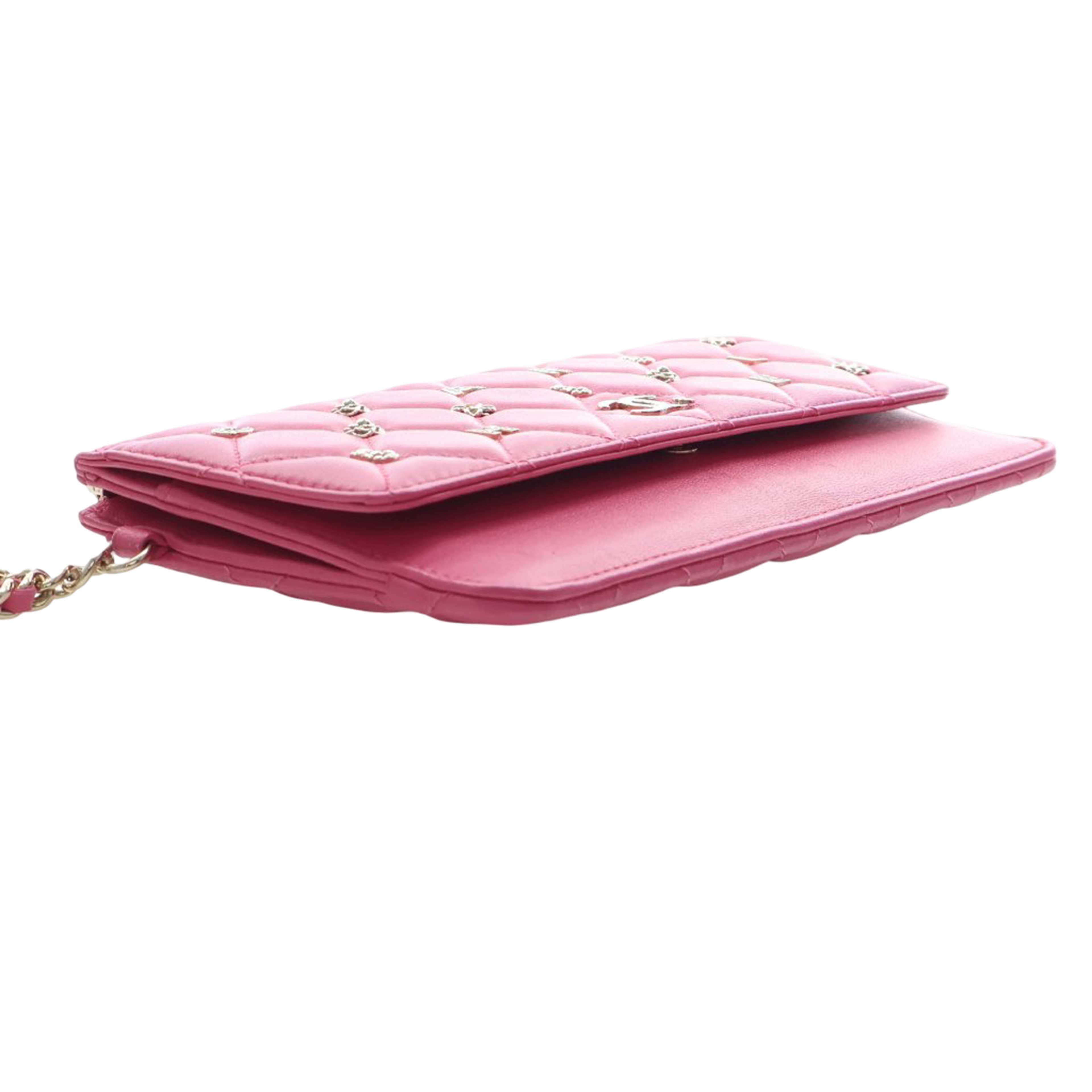 Chanel Quilted Lambskin All About Chanel Clutch On Chain, från Luxclusif, i färgen rosa. Klicka för att öppna bilden i stort format