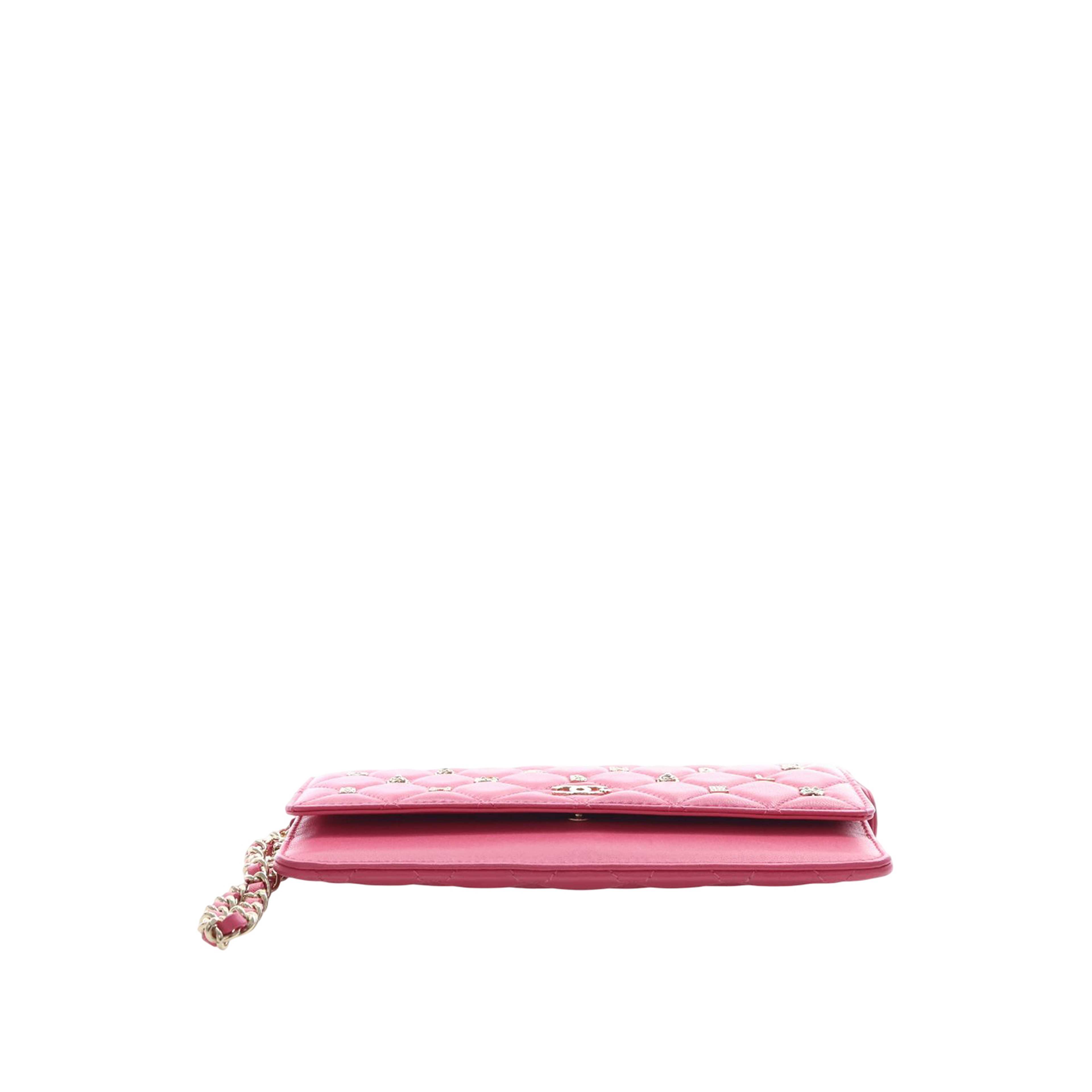 Chanel Quilted Lambskin All About Chanel Clutch On Chain, från Luxclusif, i färgen rosa. Klicka för att öppna bilden i stort format