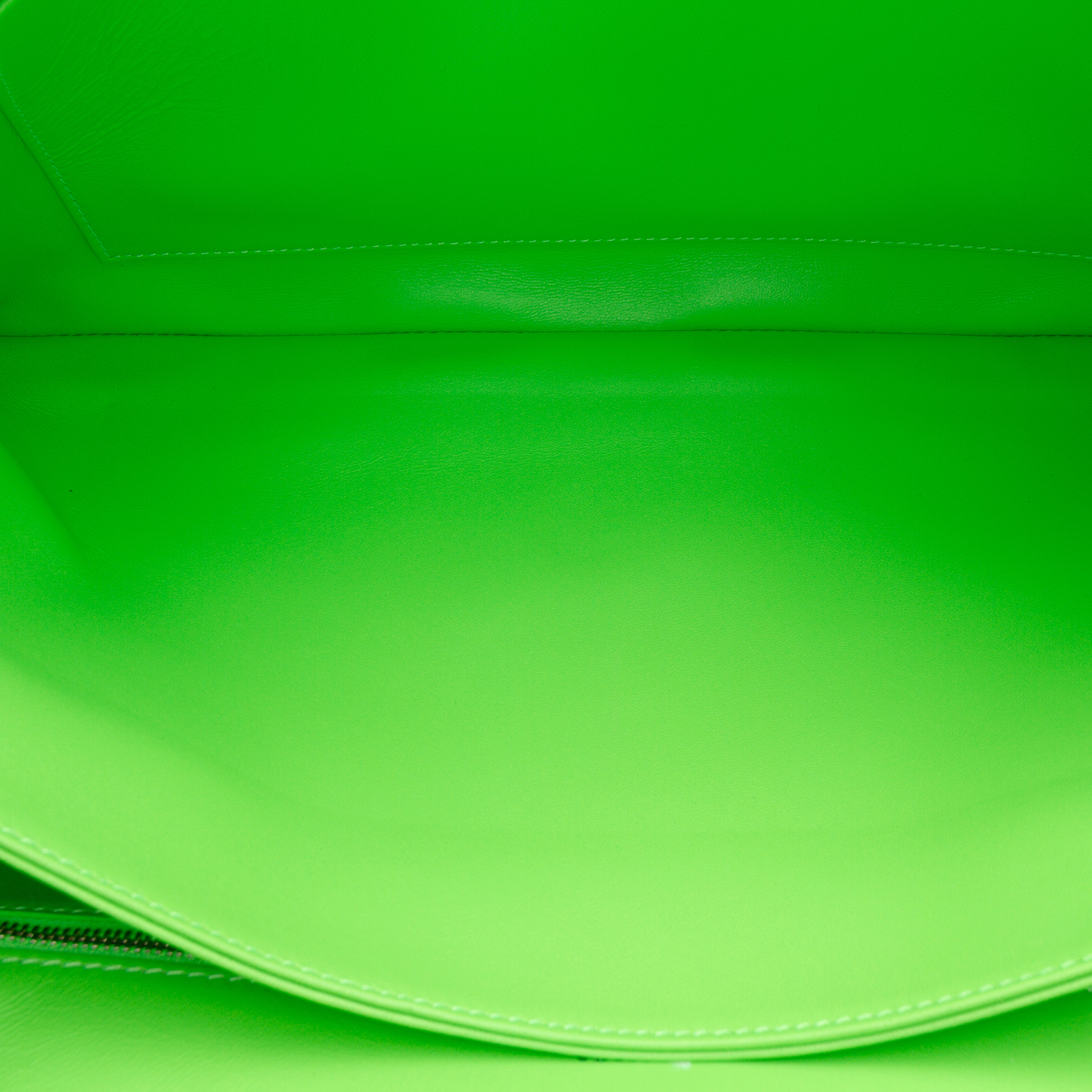 Balenciaga Embossed Leather Bb Monogram Chain Flap, från Luxclusif, i färgen lime. Klicka för att öppna bilden i stort format