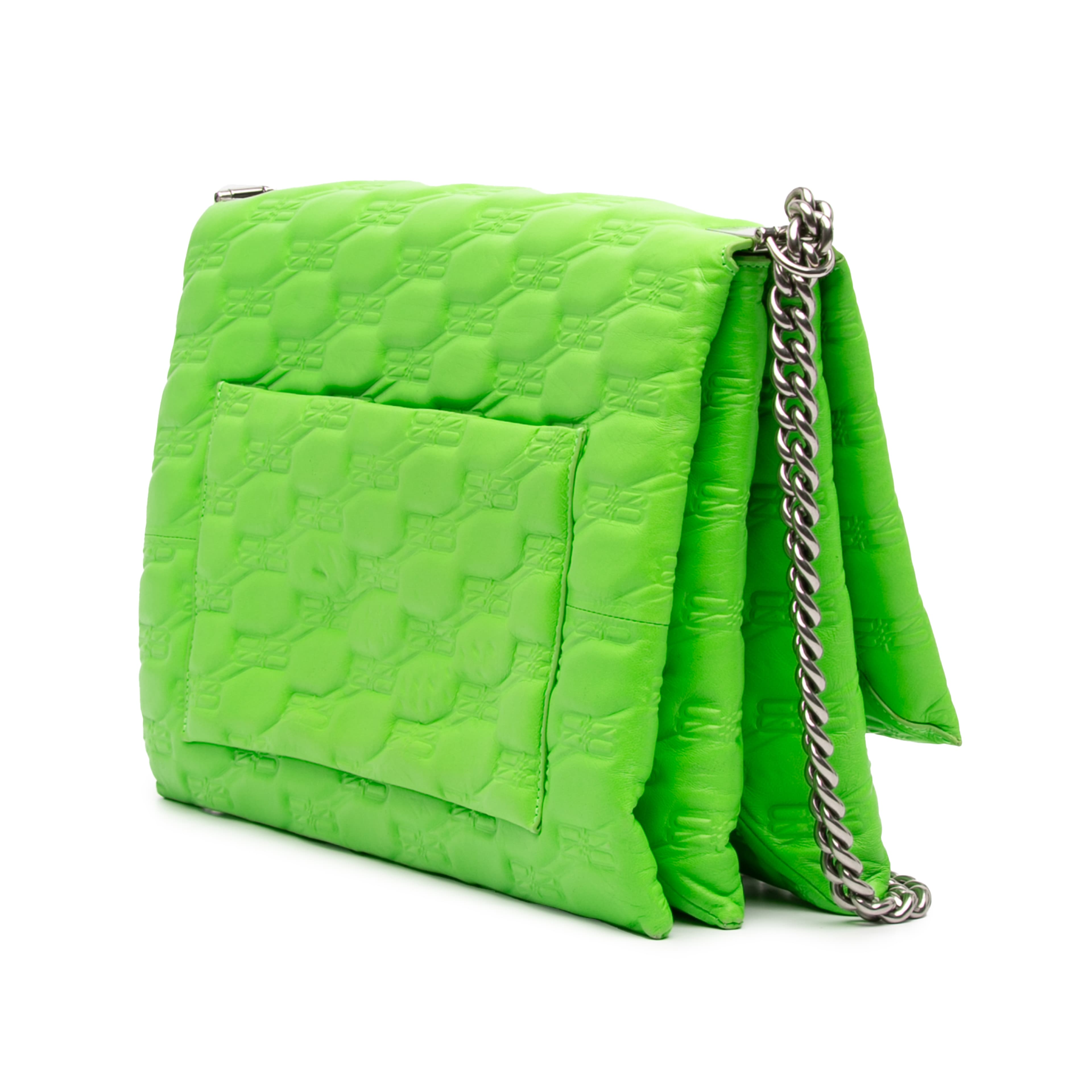 Balenciaga Embossed Leather Bb Monogram Chain Flap, från Luxclusif, i färgen grön. Klicka för att öppna bilden i stort format