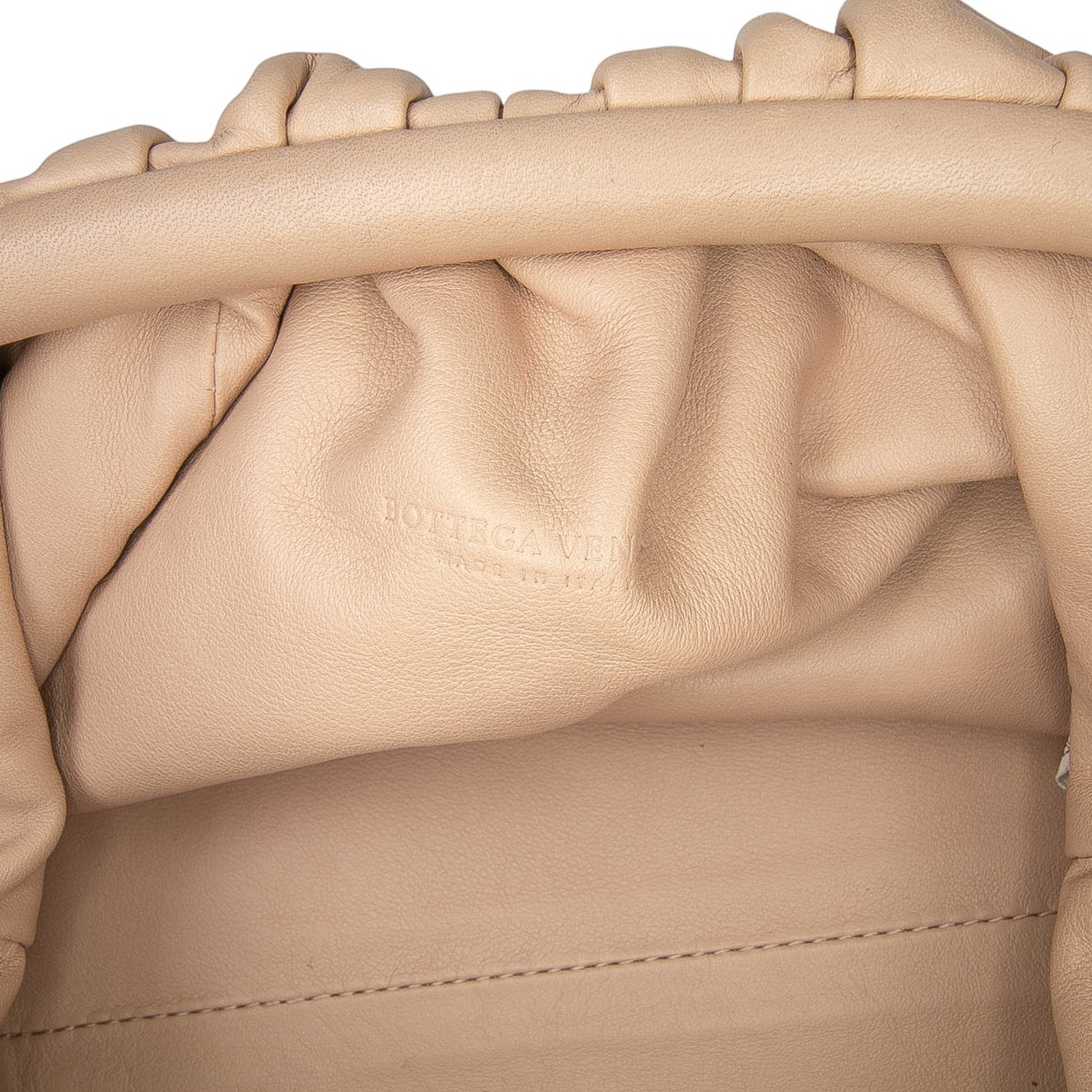 Bottega Veneta Lambskin The Mini Pouch Crossbody, från Luxclusif, i färgen beige. Klicka för att öppna bilden i stort format