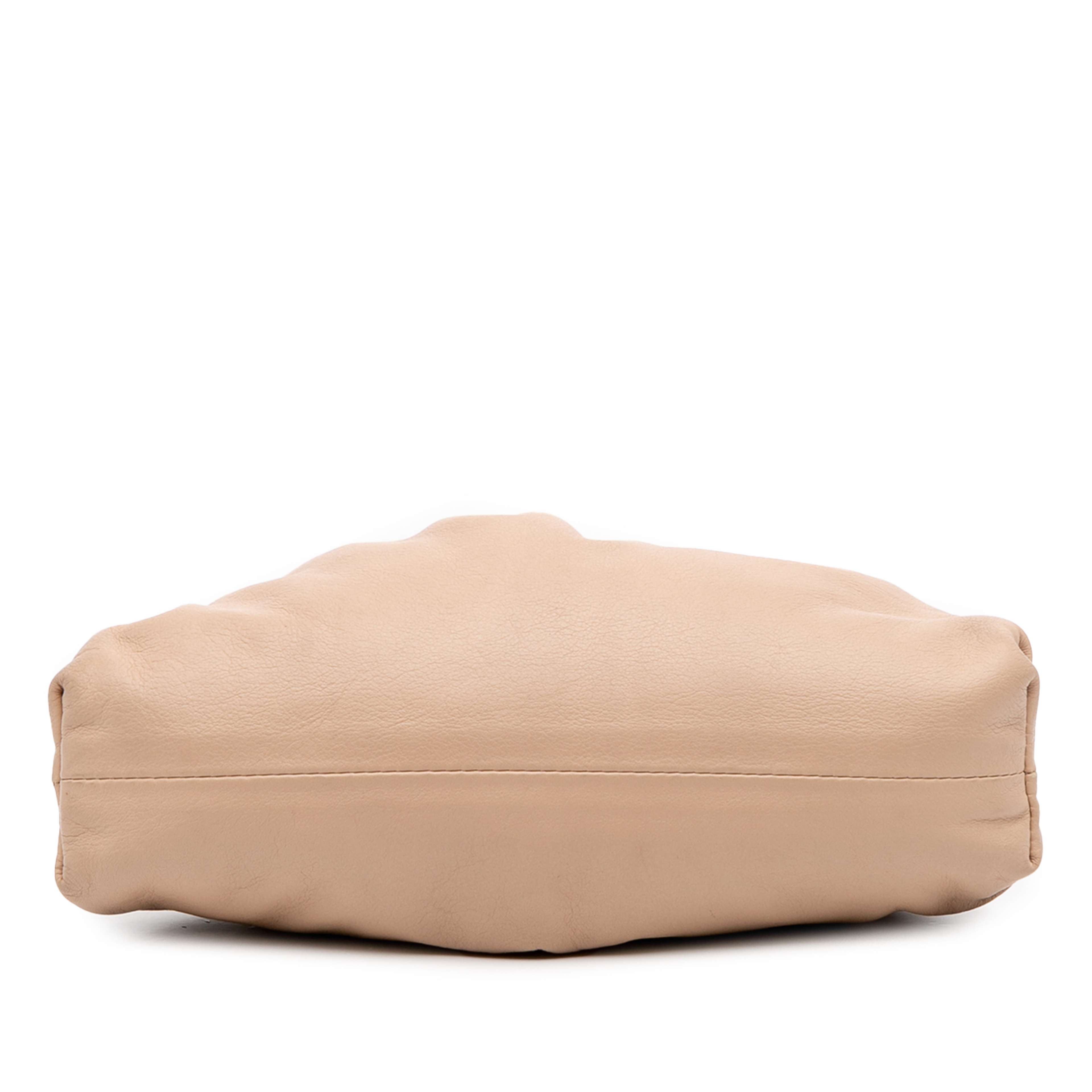 Bottega Veneta Lambskin The Mini Pouch Crossbody, från Luxclusif, i färgen beige. Klicka för att öppna bilden i stort format