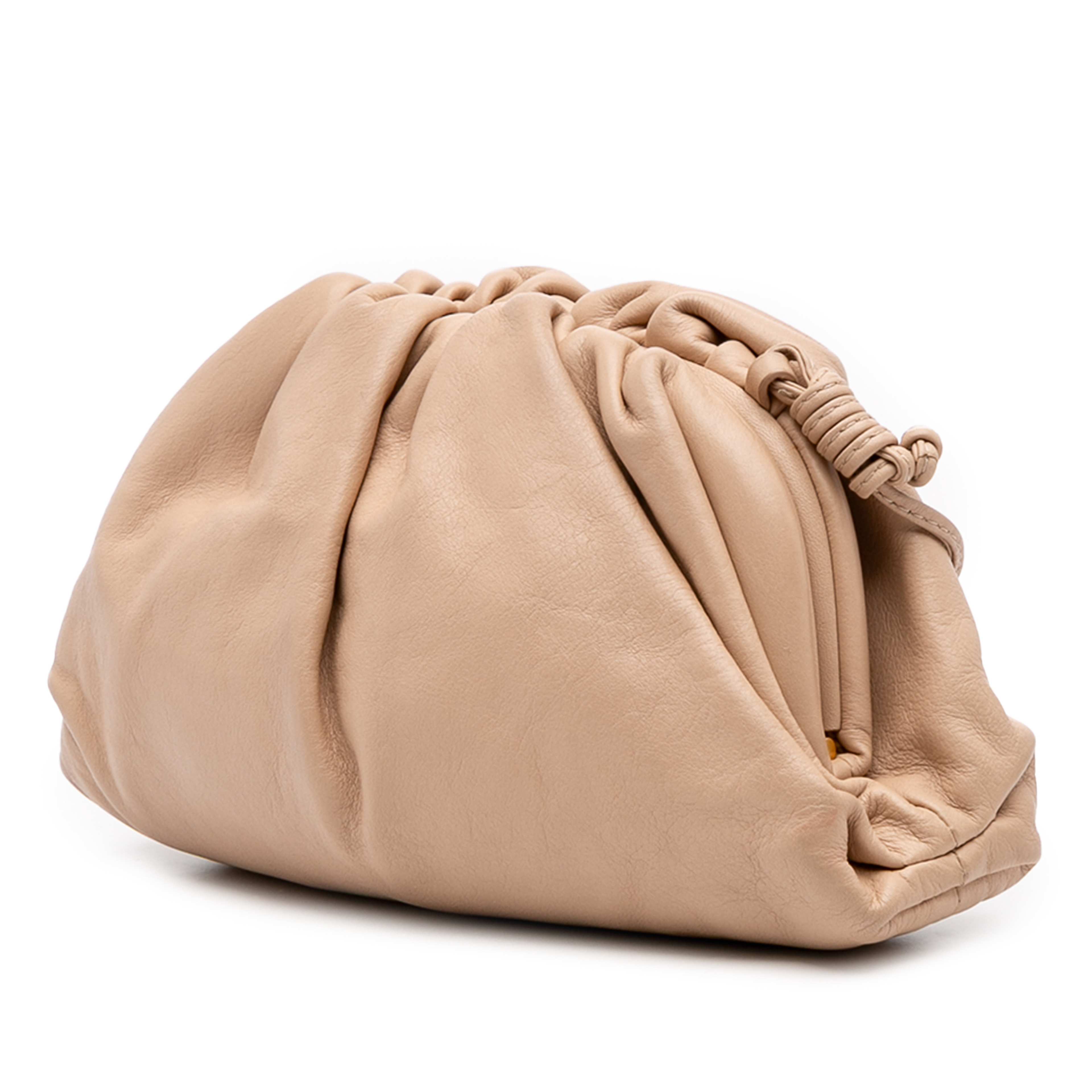 Bottega Veneta Lambskin The Mini Pouch Crossbody, från Luxclusif, i färgen beige. Klicka för att öppna bilden i stort format