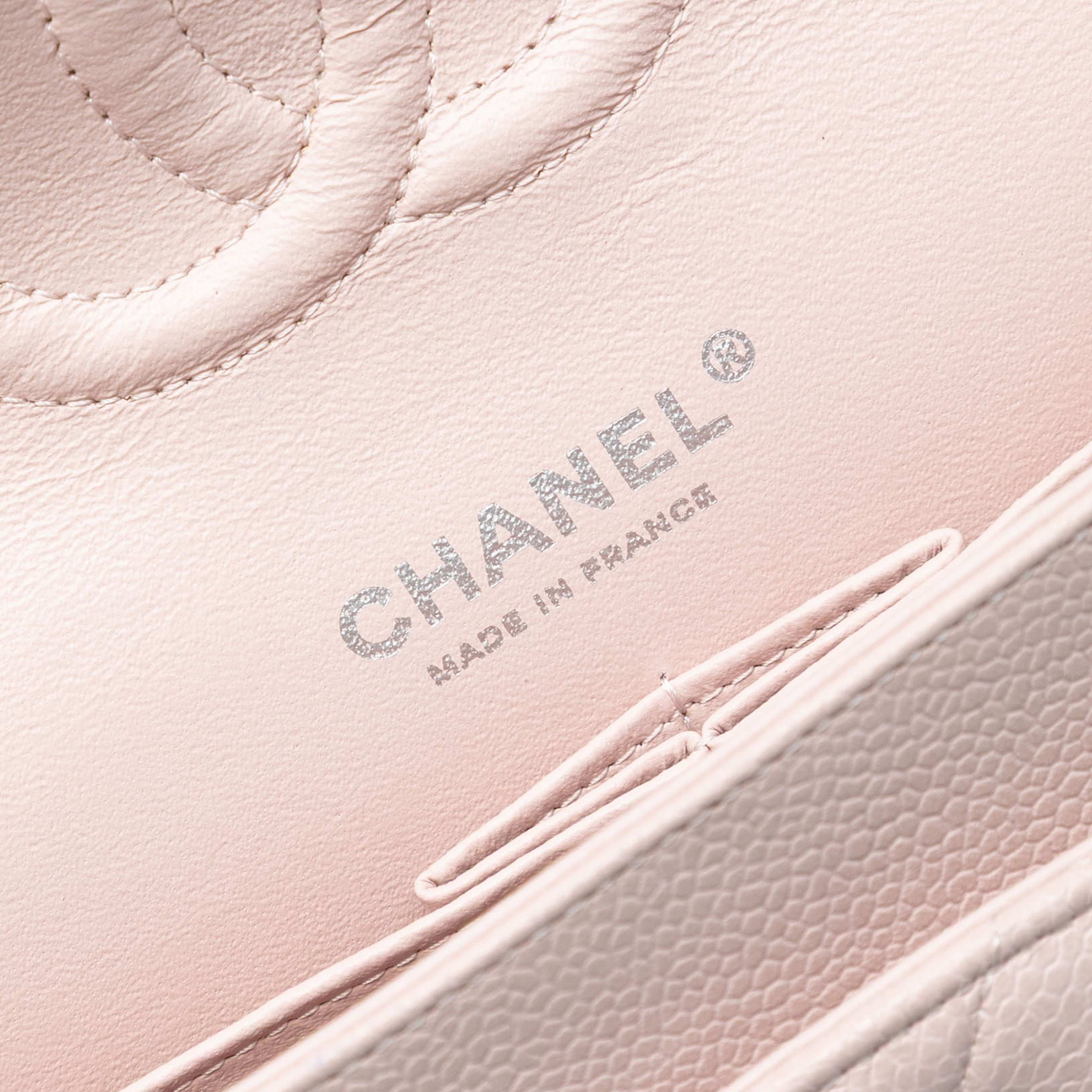 Chanel Medium Classic Caviar Double Flap, från Luxclusif, i färgen light pink. Klicka för att öppna bilden i stort format