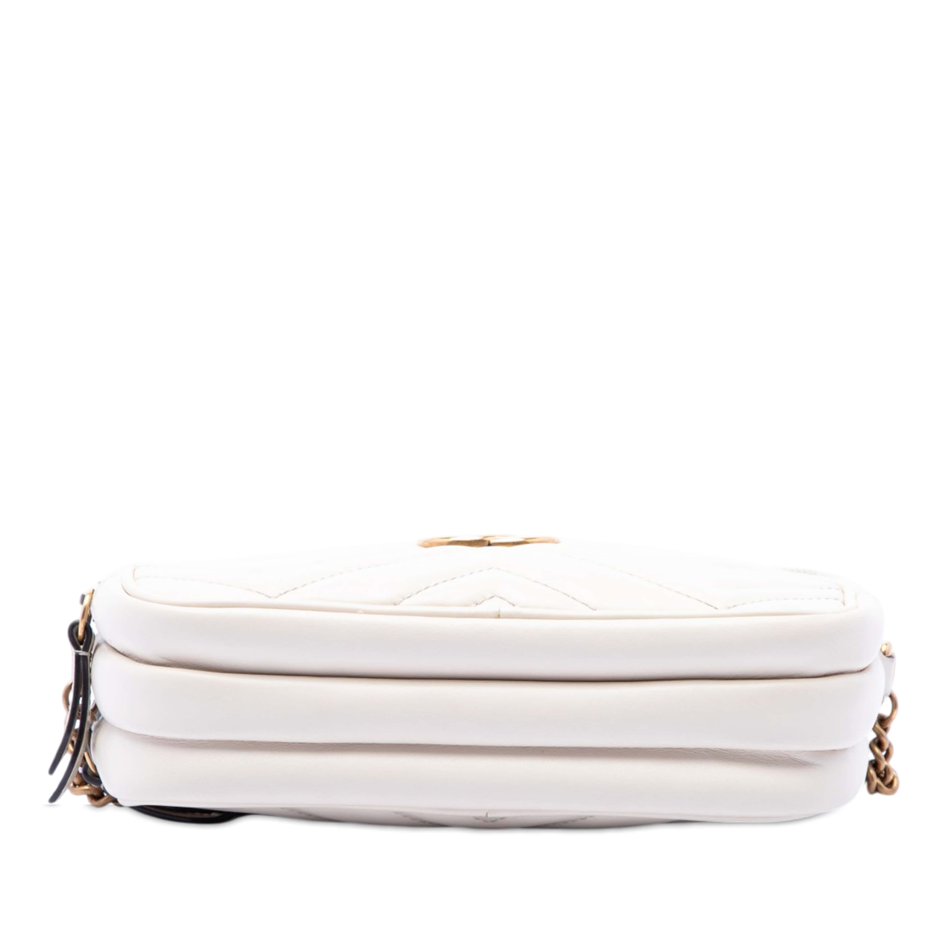 Gucci Mini Gg Marmont Matelasse Calfskin Triple Zip Crossbody, från Luxclusif, i färgen white. Klicka för att öppna bilden i stort format
