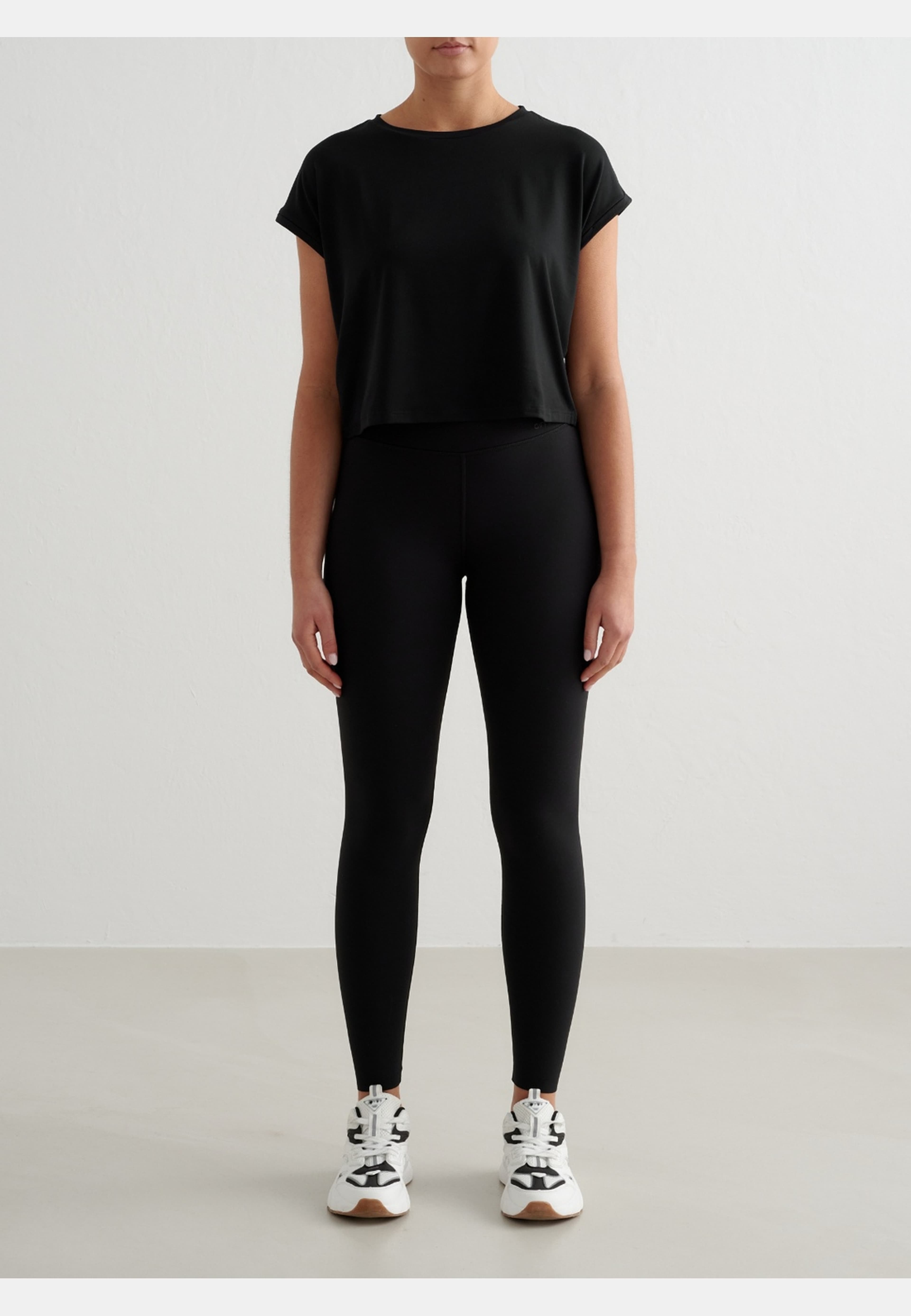 Soft Basic Roll Sleeve Top, från aim'n, i färgen black. Klicka för att öppna bilden i stort format