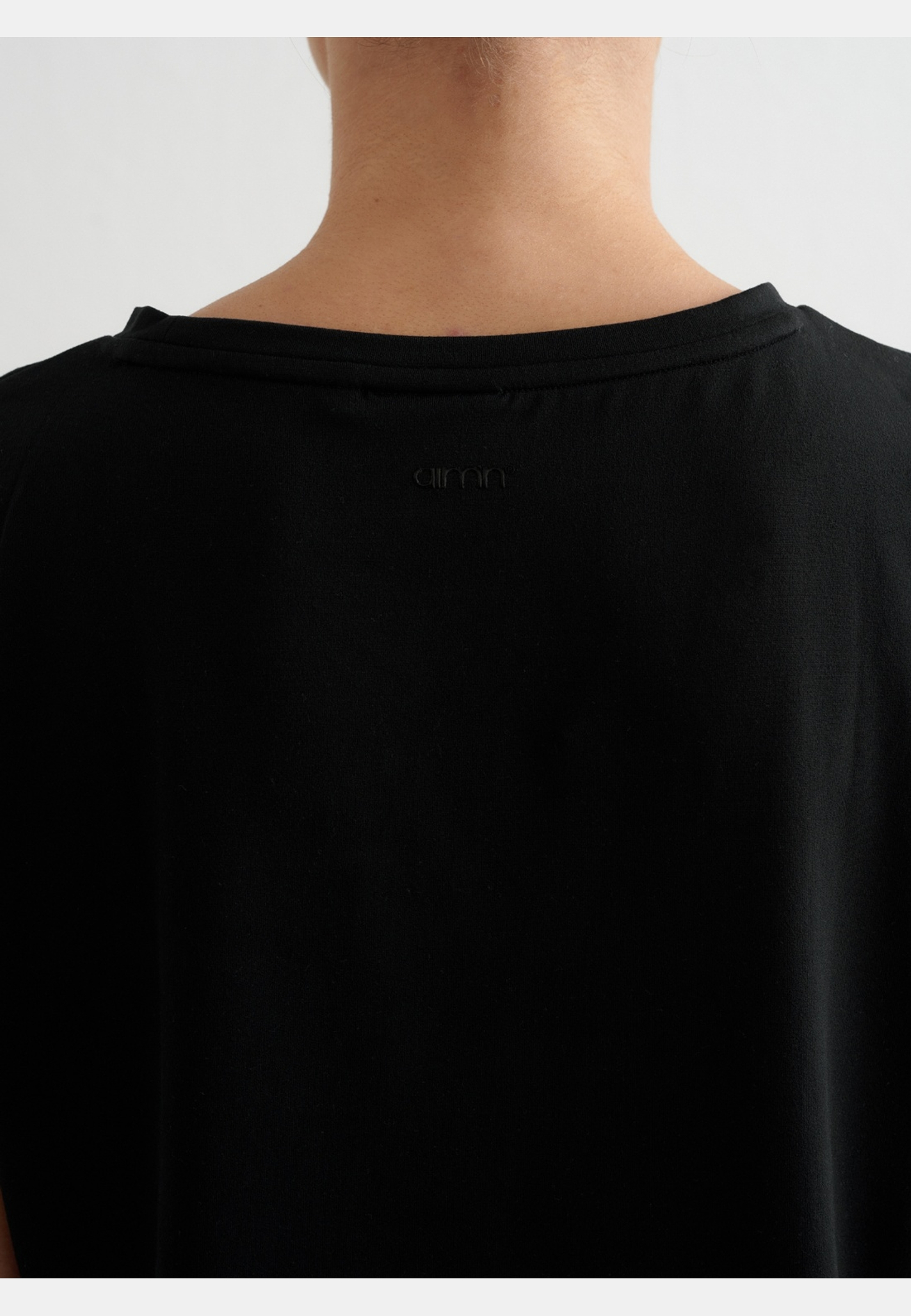 Soft Basic Roll Sleeve Top, från aim'n, i färgen black. Klicka för att öppna bilden i stort format