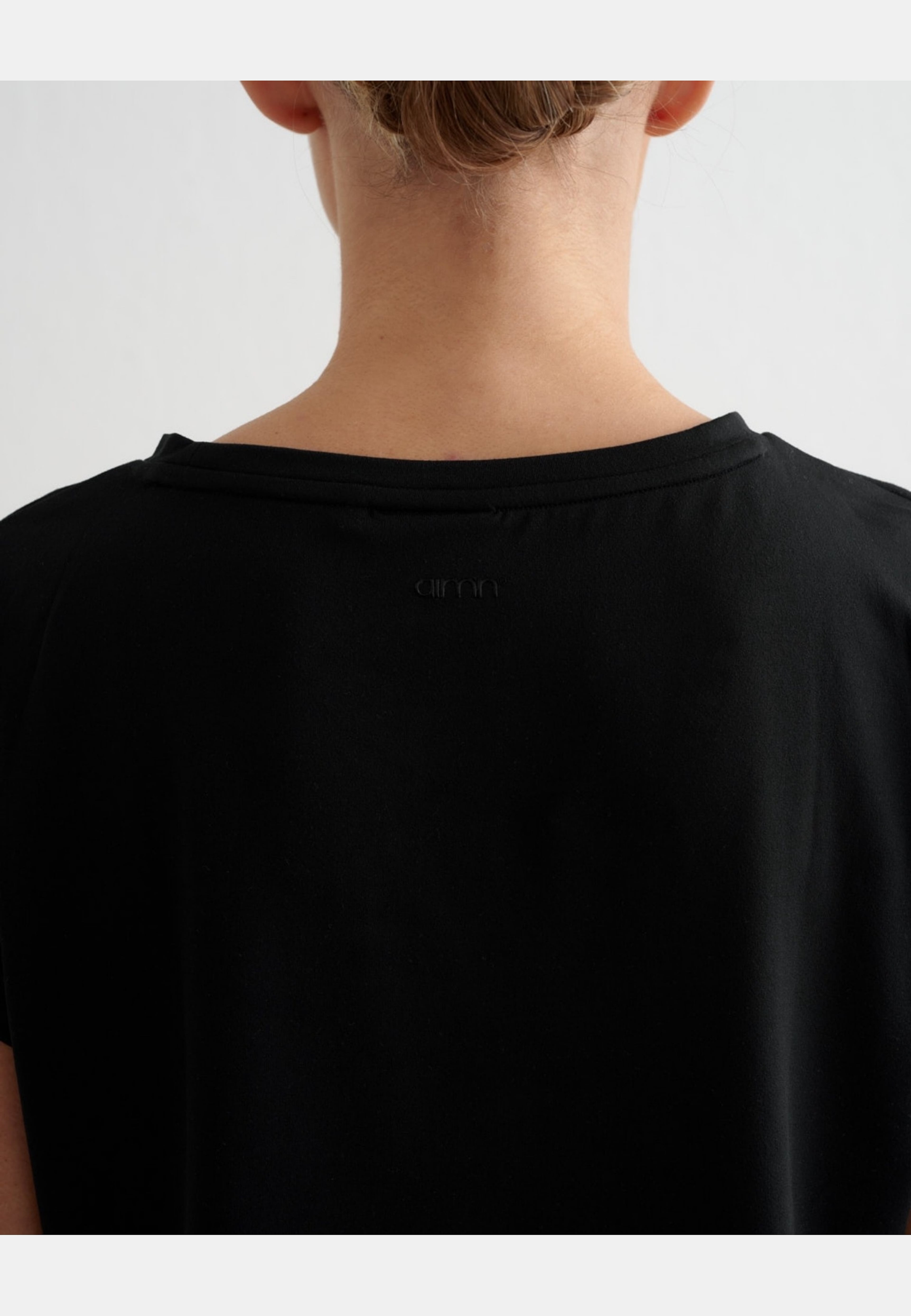 Soft Basic Roll Sleeve Top, från aim'n, i färgen black. Klicka för att öppna bilden i stort format