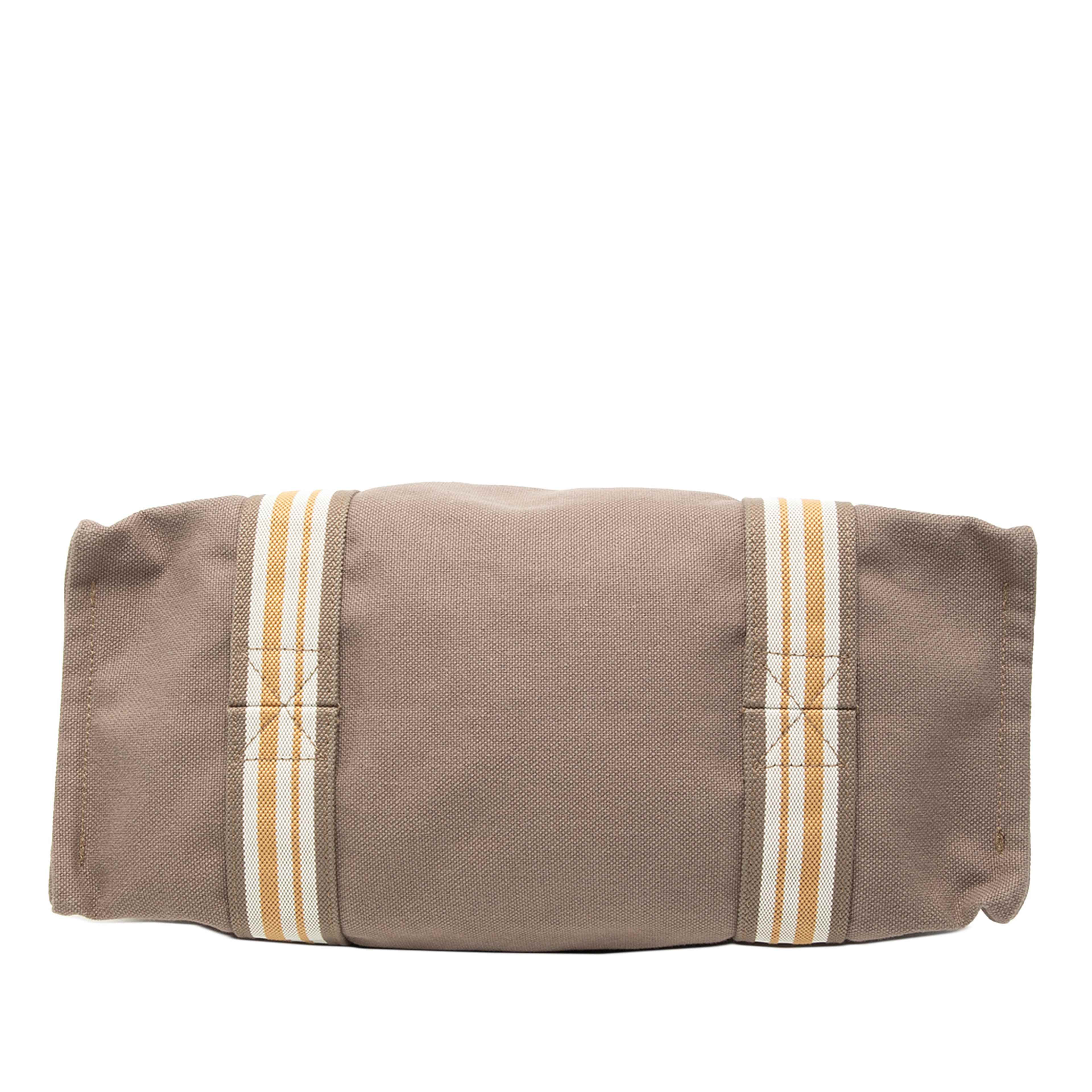 Hermès Canvas Sac De Plage, från Luxclusif, i färgen light brown. Klicka för att öppna bilden i stort format