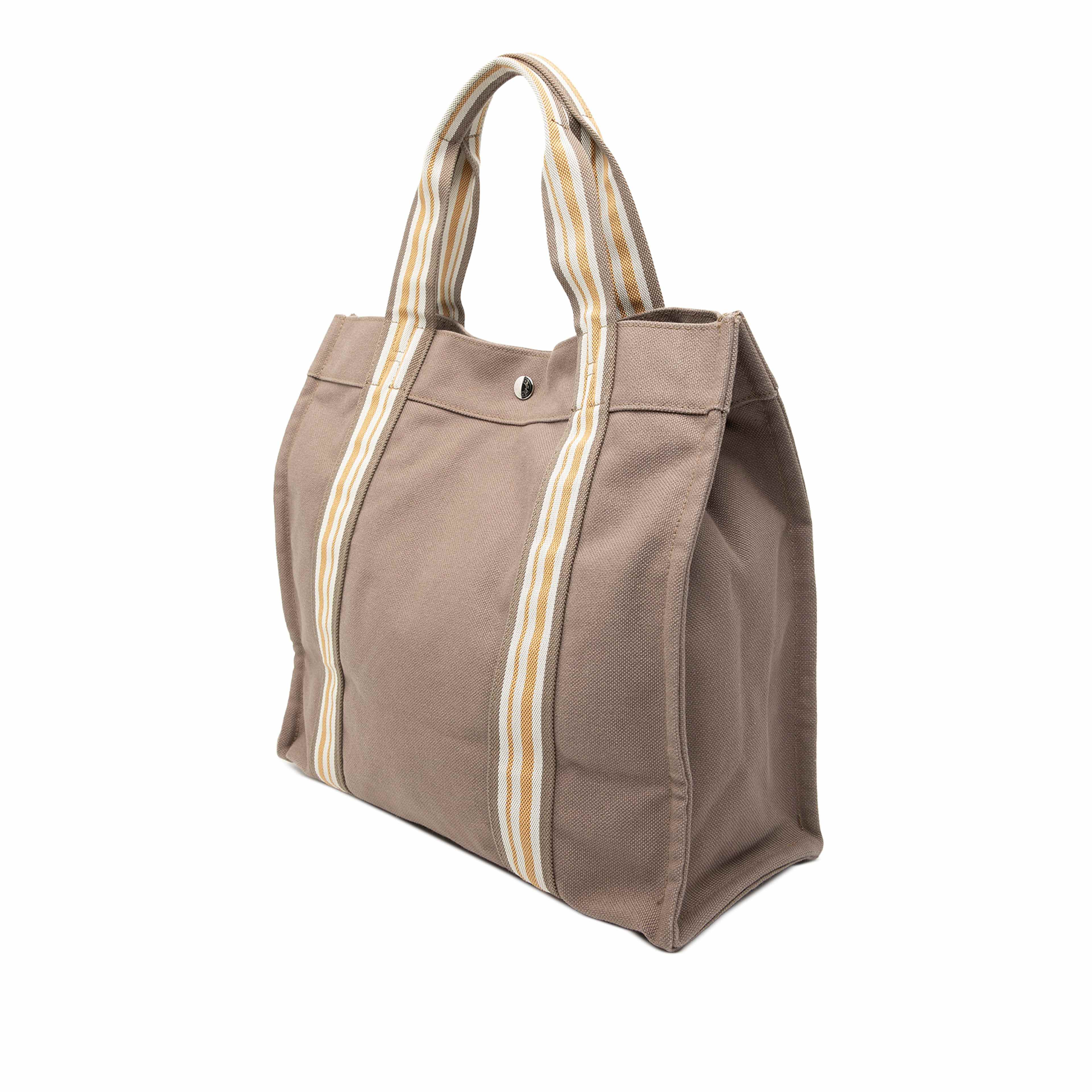 Hermès Canvas Sac De Plage, från Luxclusif, i färgen light brown. Klicka för att öppna bilden i stort format