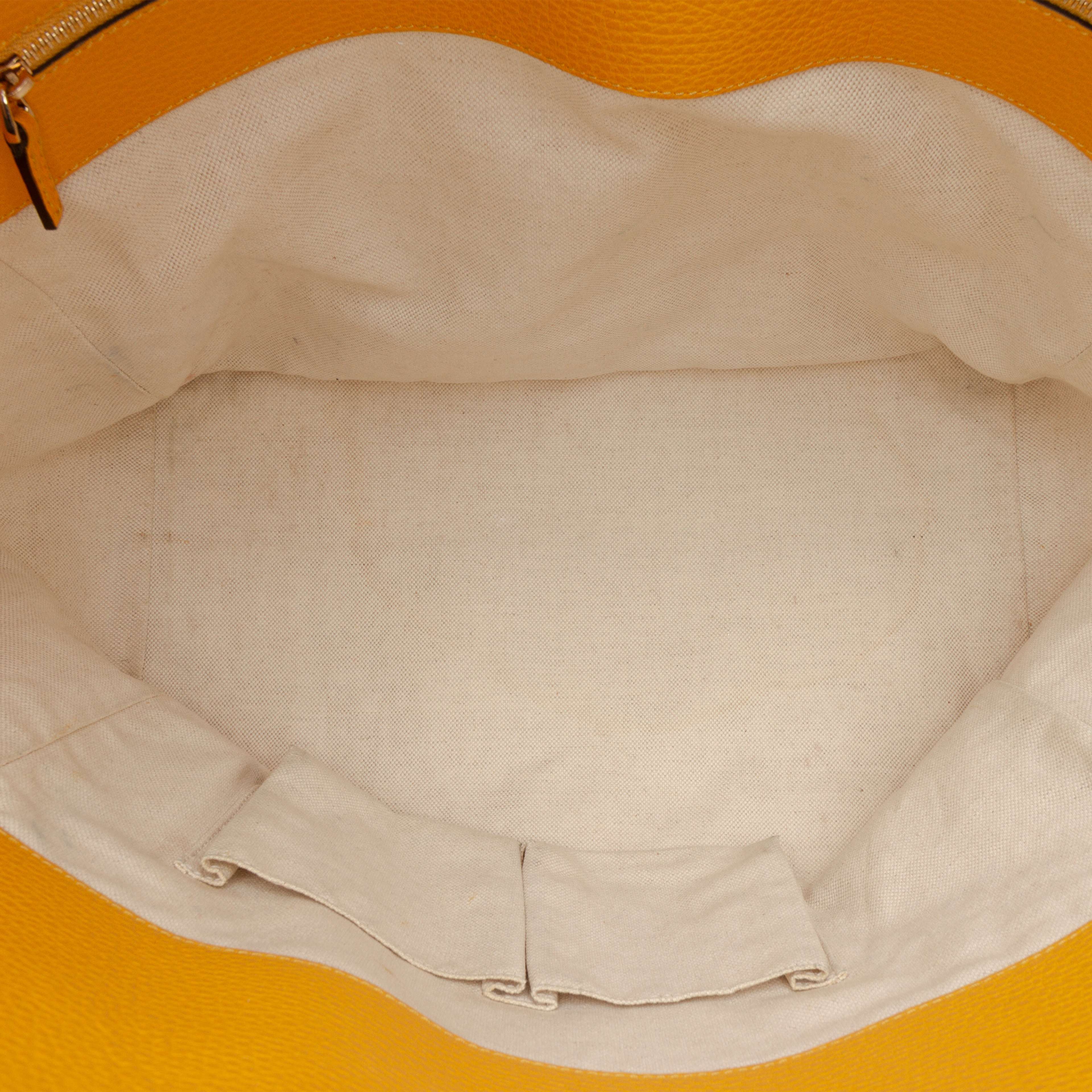 Gucci Medium Leather Swing Tote, från Luxclusif, i färgen mustard. Klicka för att öppna bilden i stort format