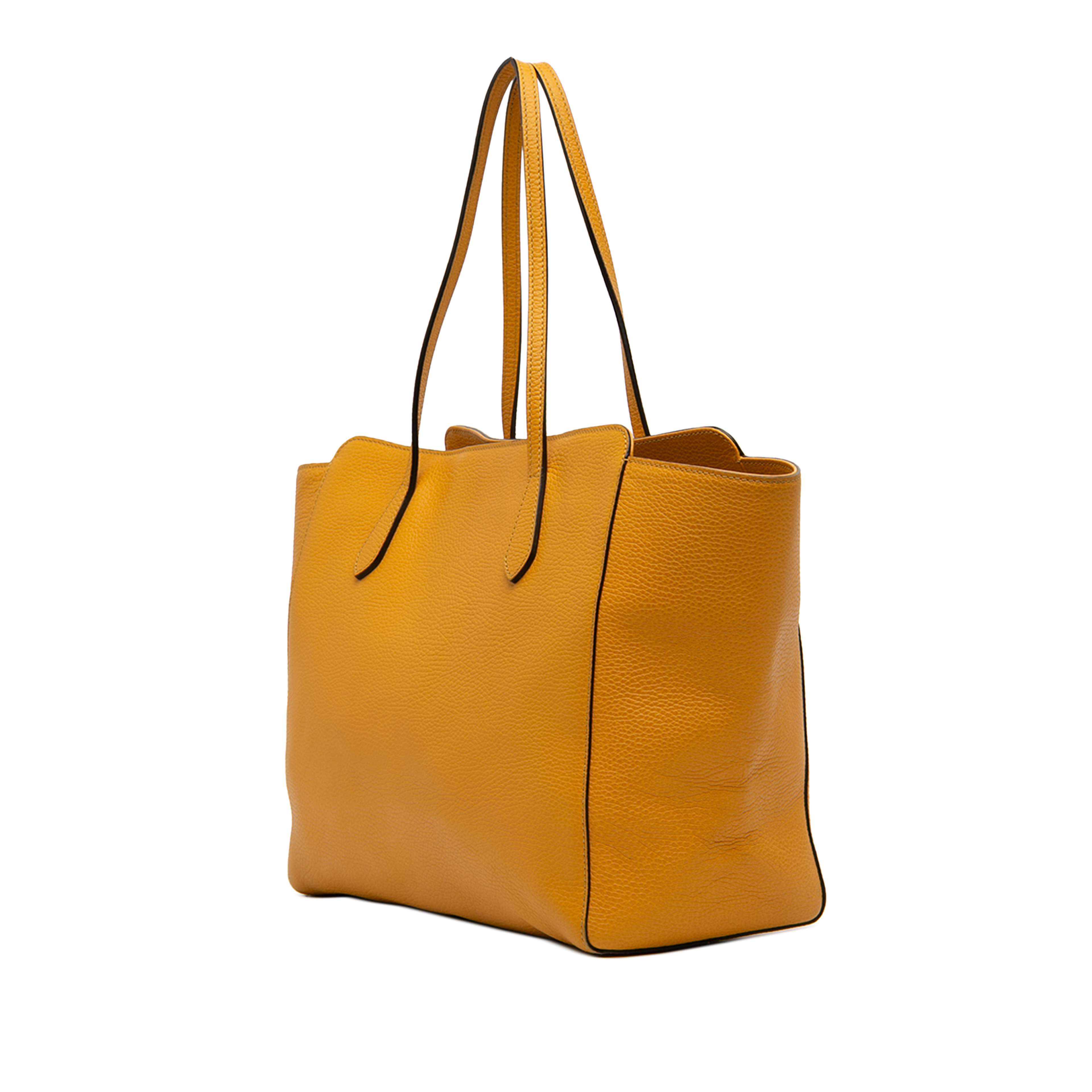 Gucci Medium Leather Swing Tote, från Luxclusif, i färgen mustard. Klicka för att öppna bilden i stort format