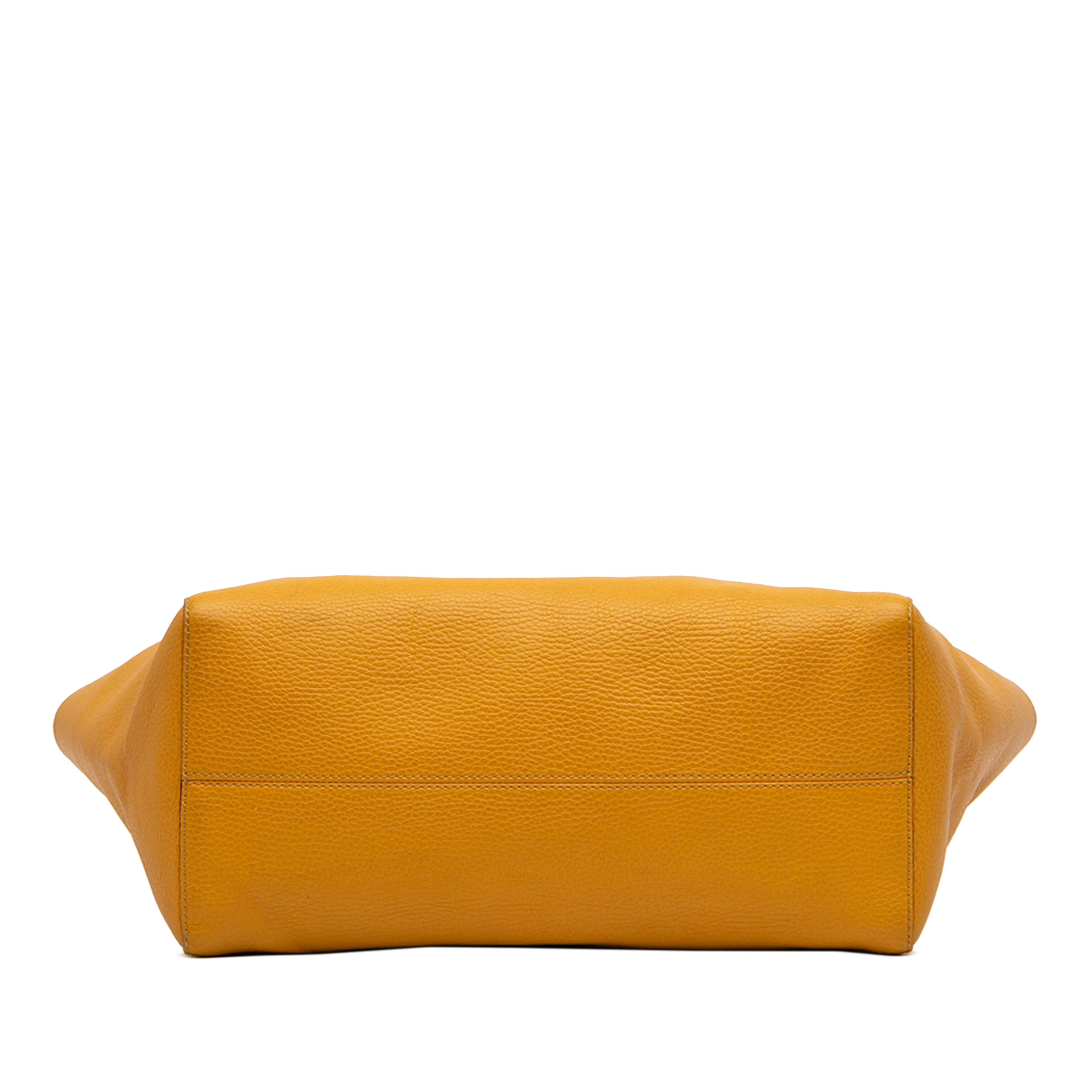 Gucci Medium Leather Swing Tote, från Luxclusif, i färgen mustard. Klicka för att öppna bilden i stort format