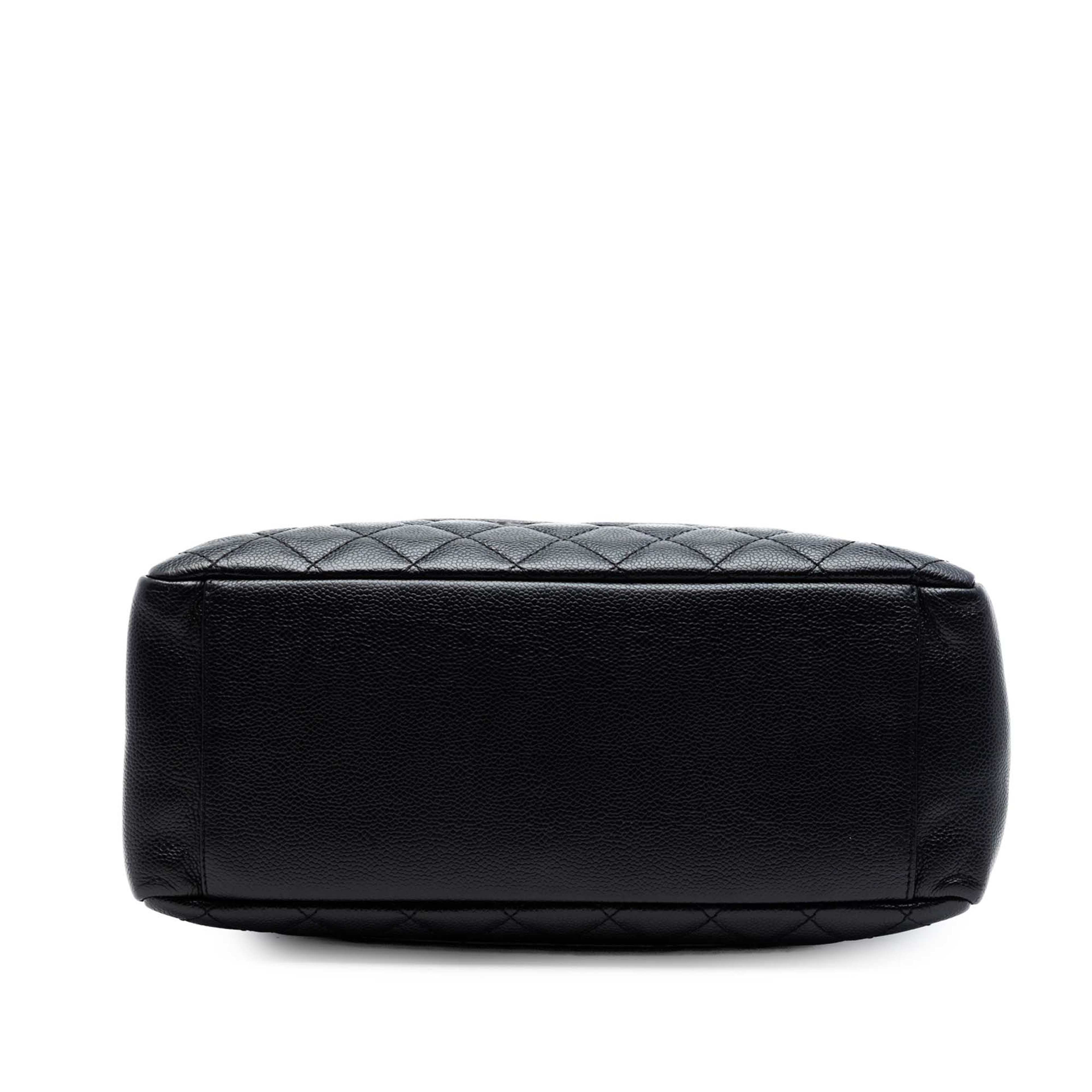 Chanel Caviar Grand Shopping Tote, från Luxclusif, i färgen svart. Klicka för att öppna bilden i stort format