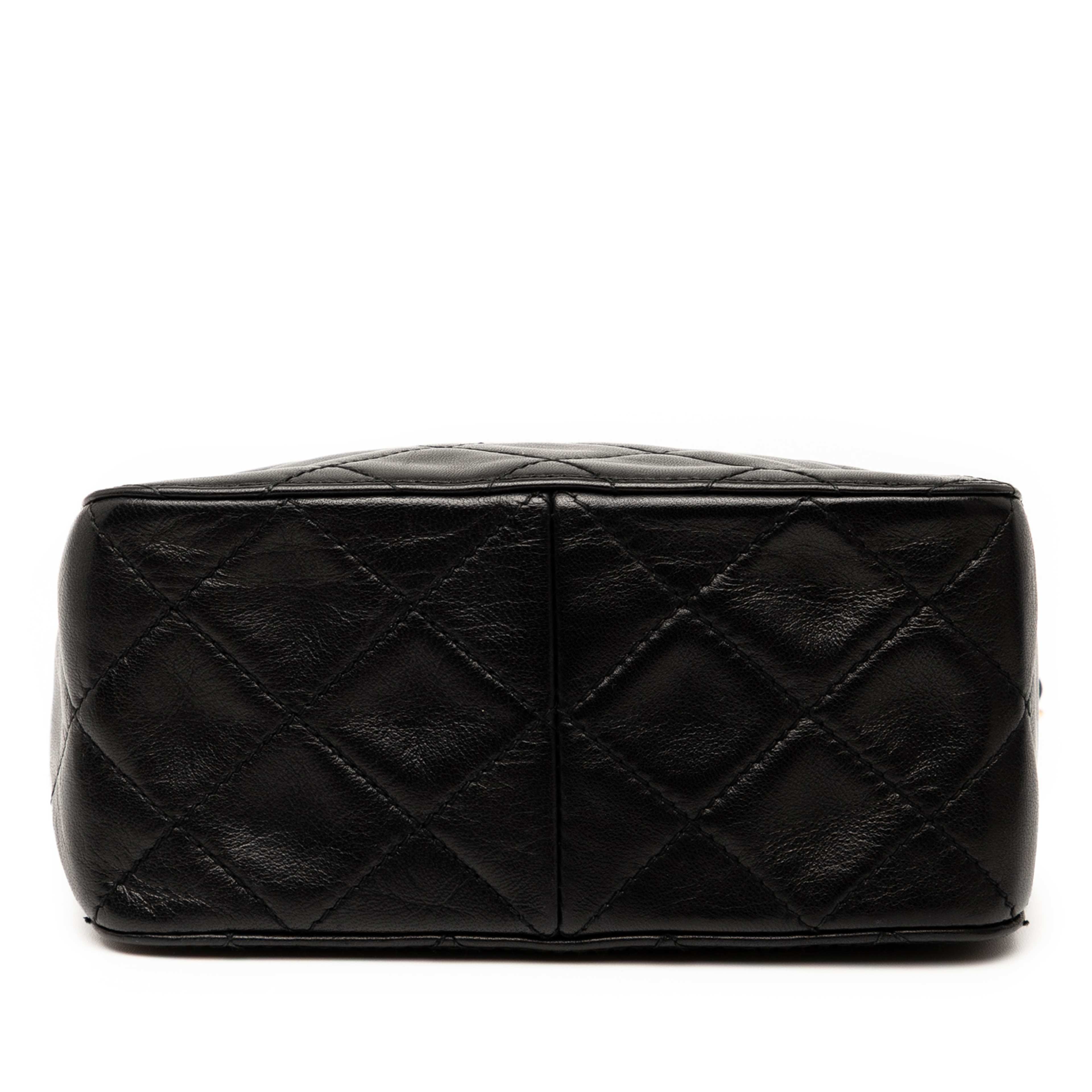 Chanel Cc Quilted Lambskin Turnlock Handbag, från Luxclusif, i färgen svart. Klicka för att öppna bilden i stort format