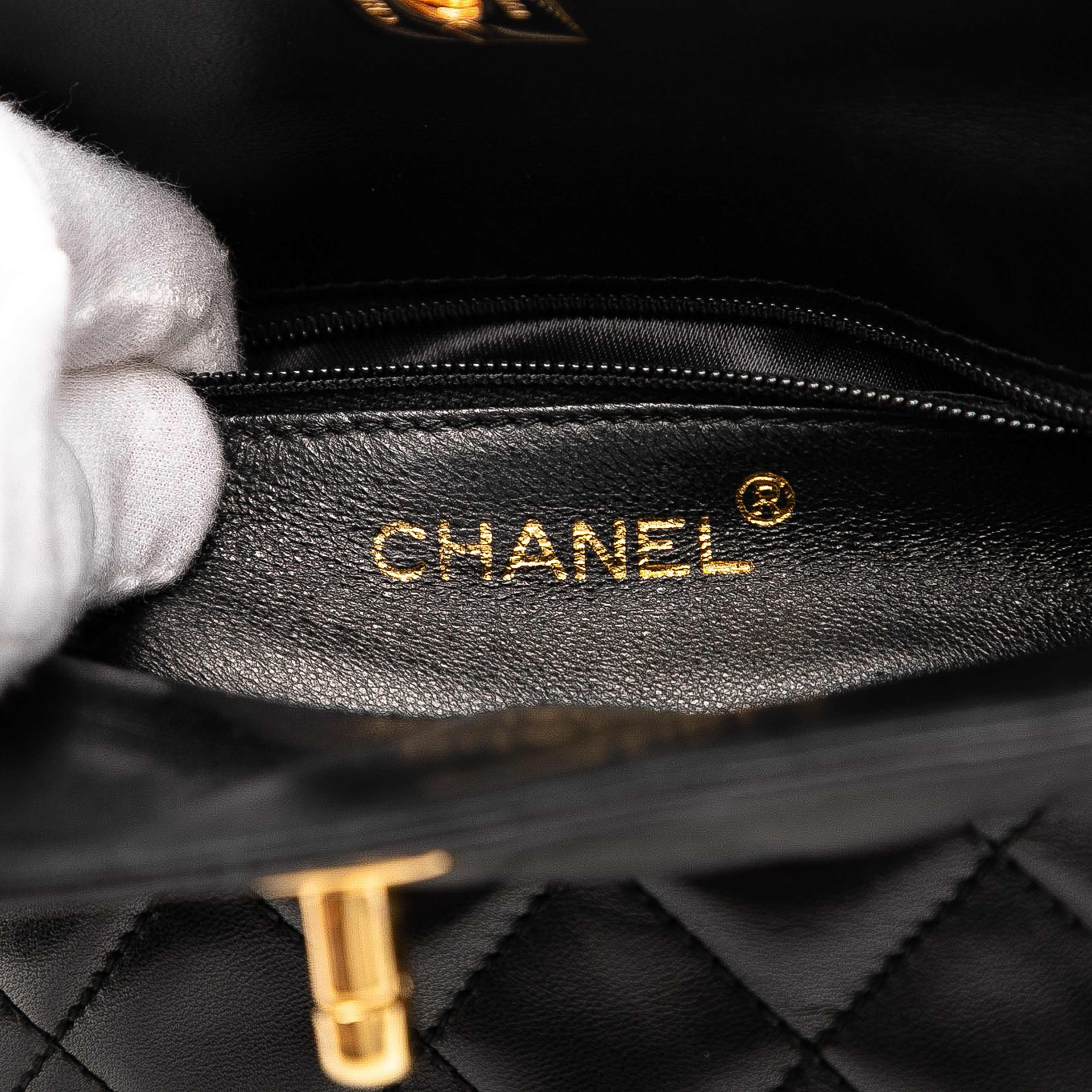 Chanel Cc Quilted Lambskin Turnlock Handbag, från Luxclusif, i färgen black. Klicka för att öppna bilden i stort format