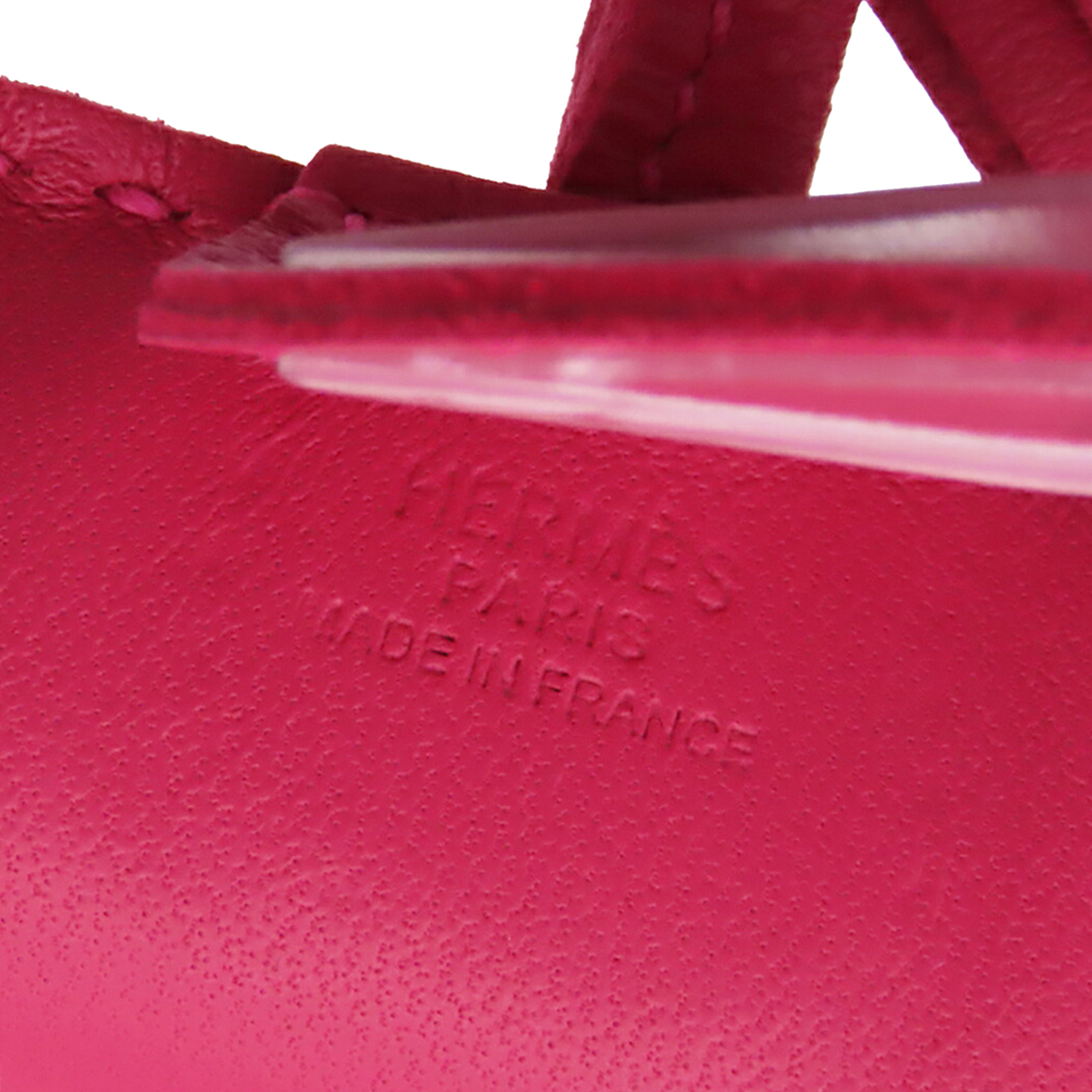 Hermès Milo Lambskin Grigri Rodeo Bag Charm Pm, från Luxclusif, i färgen dark pink. Klicka för att öppna bilden i stort format