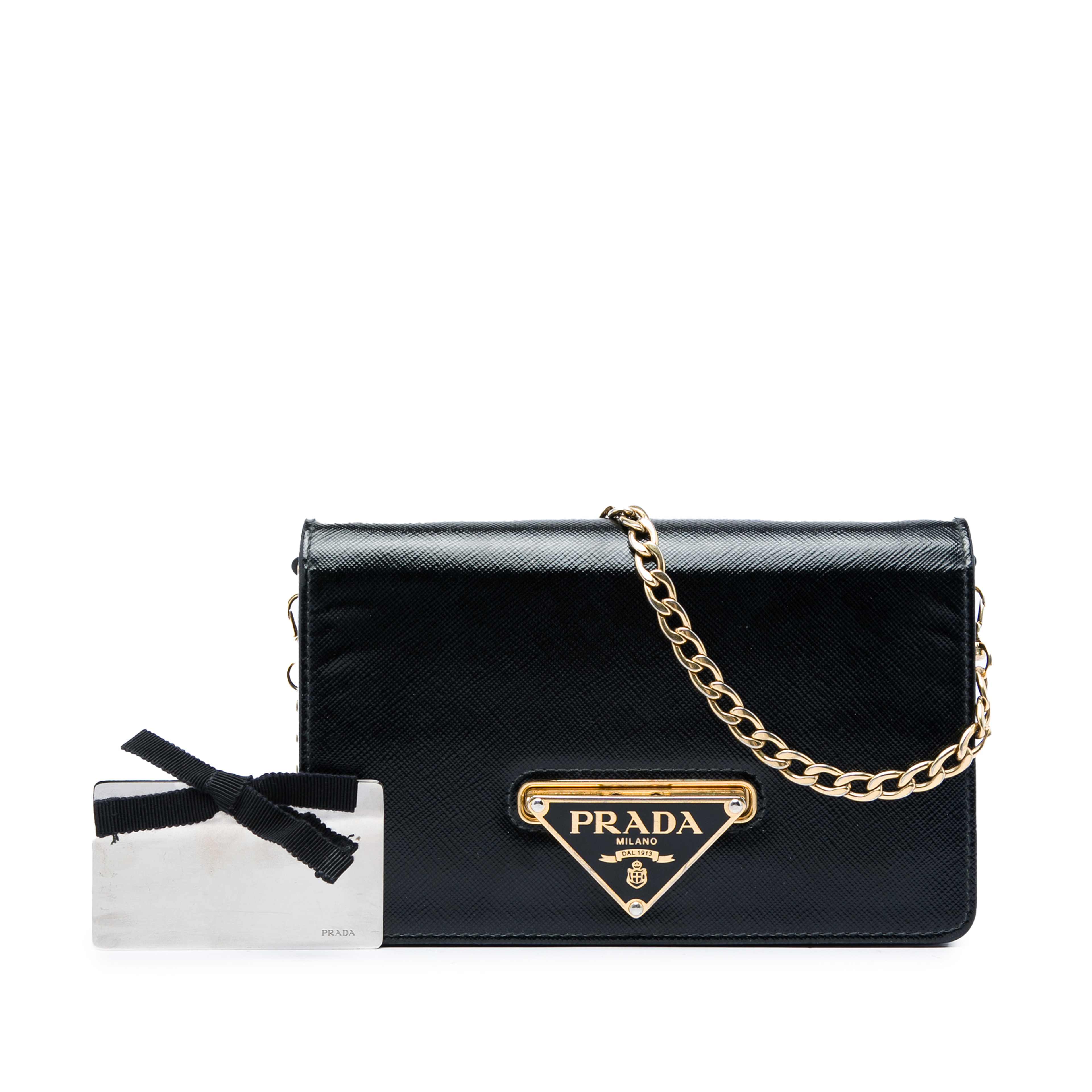 Prada Saffiano Vernice Flip Lock Wallet On Chain Clutch, från Luxclusif, i färgen svart. Klicka för att öppna bilden i stort format