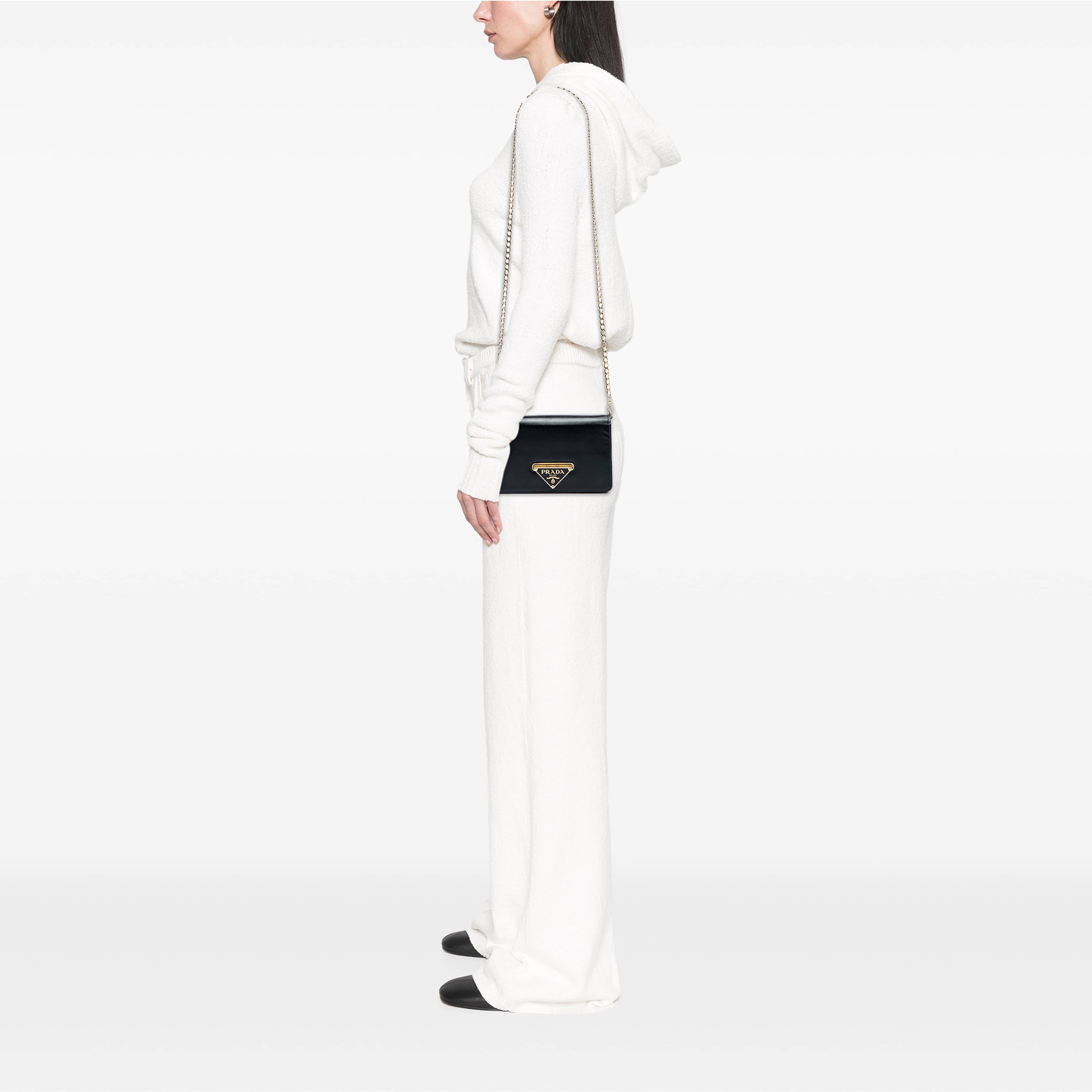 Prada Saffiano Vernice Flip Lock Wallet On Chain Clutch, från Luxclusif, i färgen svart. Klicka för att öppna bilden i stort format