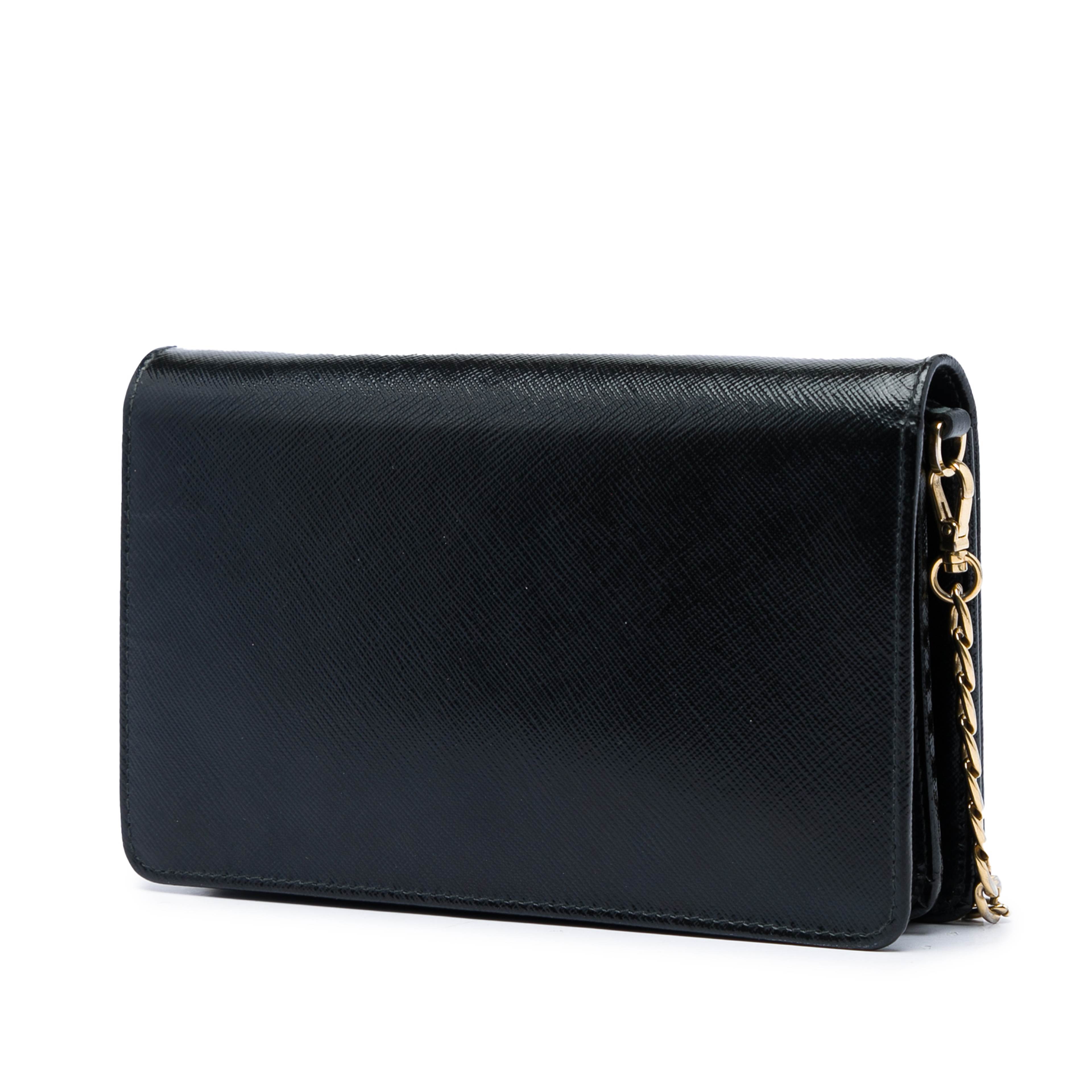 Prada Saffiano Vernice Flip Lock Wallet On Chain Clutch, från Luxclusif, i färgen svart. Klicka för att öppna bilden i stort format