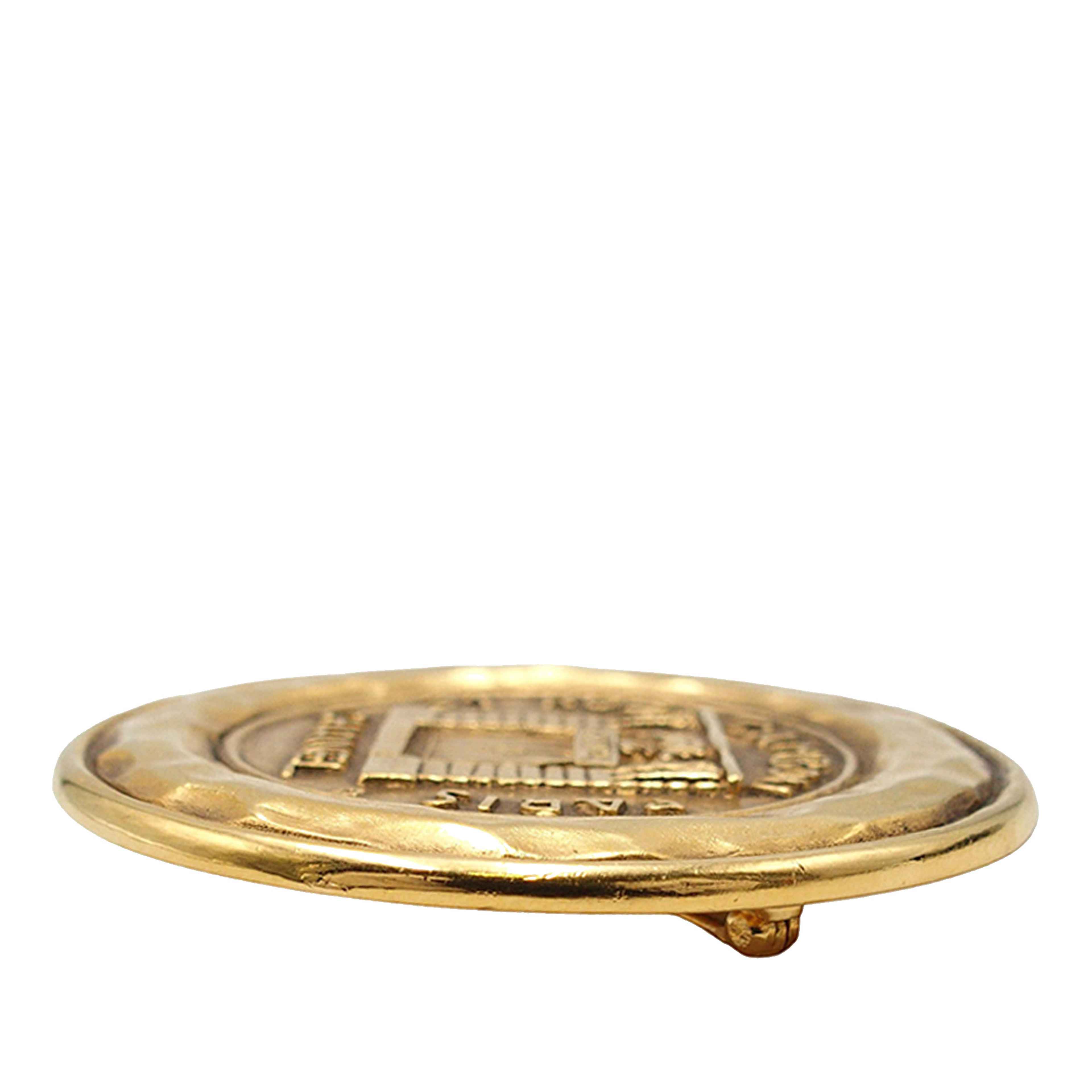 Chanel Gold Plated 31 Rue Cambon Medallion Brooch, från Luxclusif, i färgen gold. Klicka för att öppna bilden i stort format