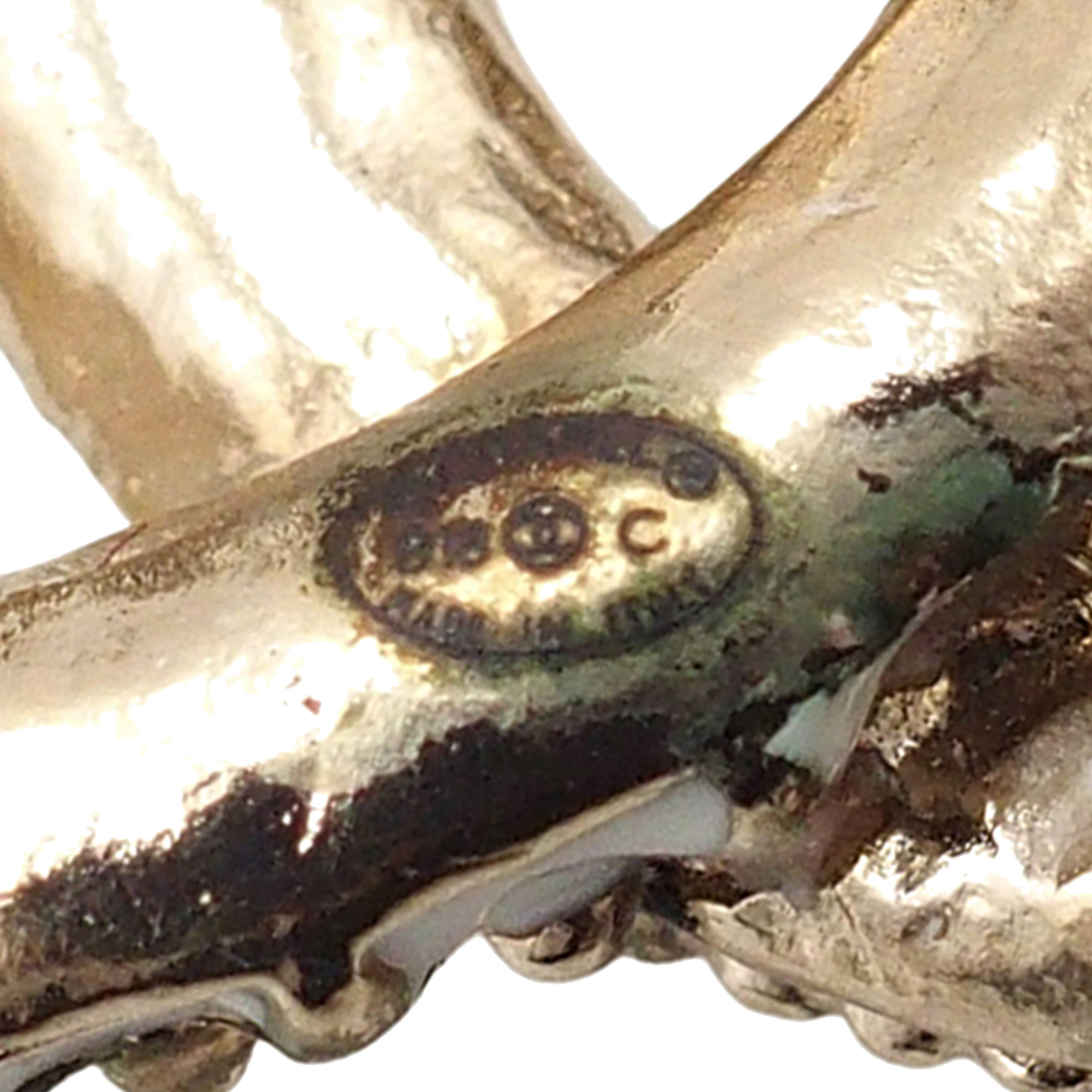 Chanel Gold Plated 31 Rue Cambon Medallion Brooch, från Luxclusif, i färgen gold. Klicka för att öppna bilden i stort format