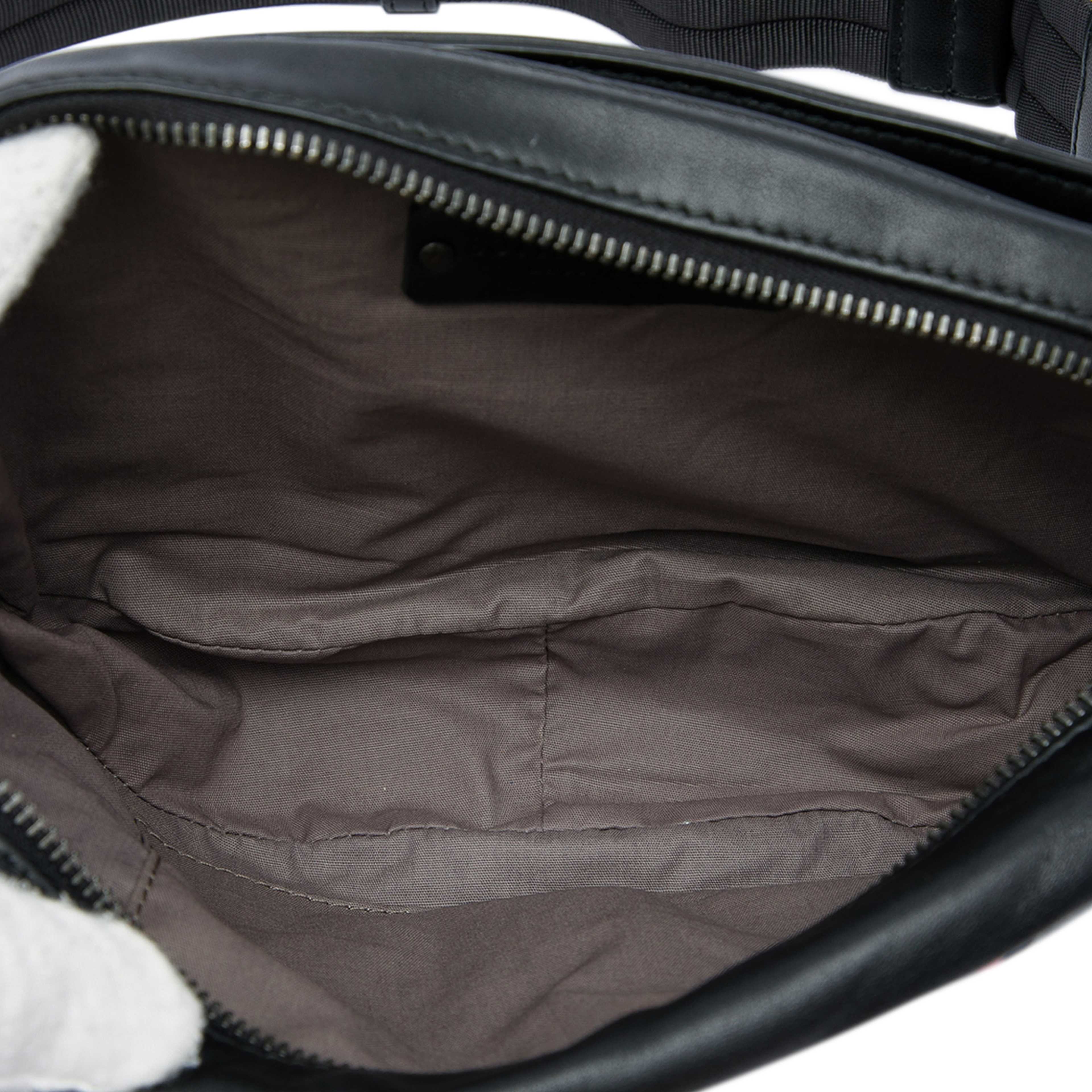 Bottega Veneta Intrecciato Trimmed Nappa Belt Bag, från Luxclusif, i färgen svart. Klicka för att öppna bilden i stort format