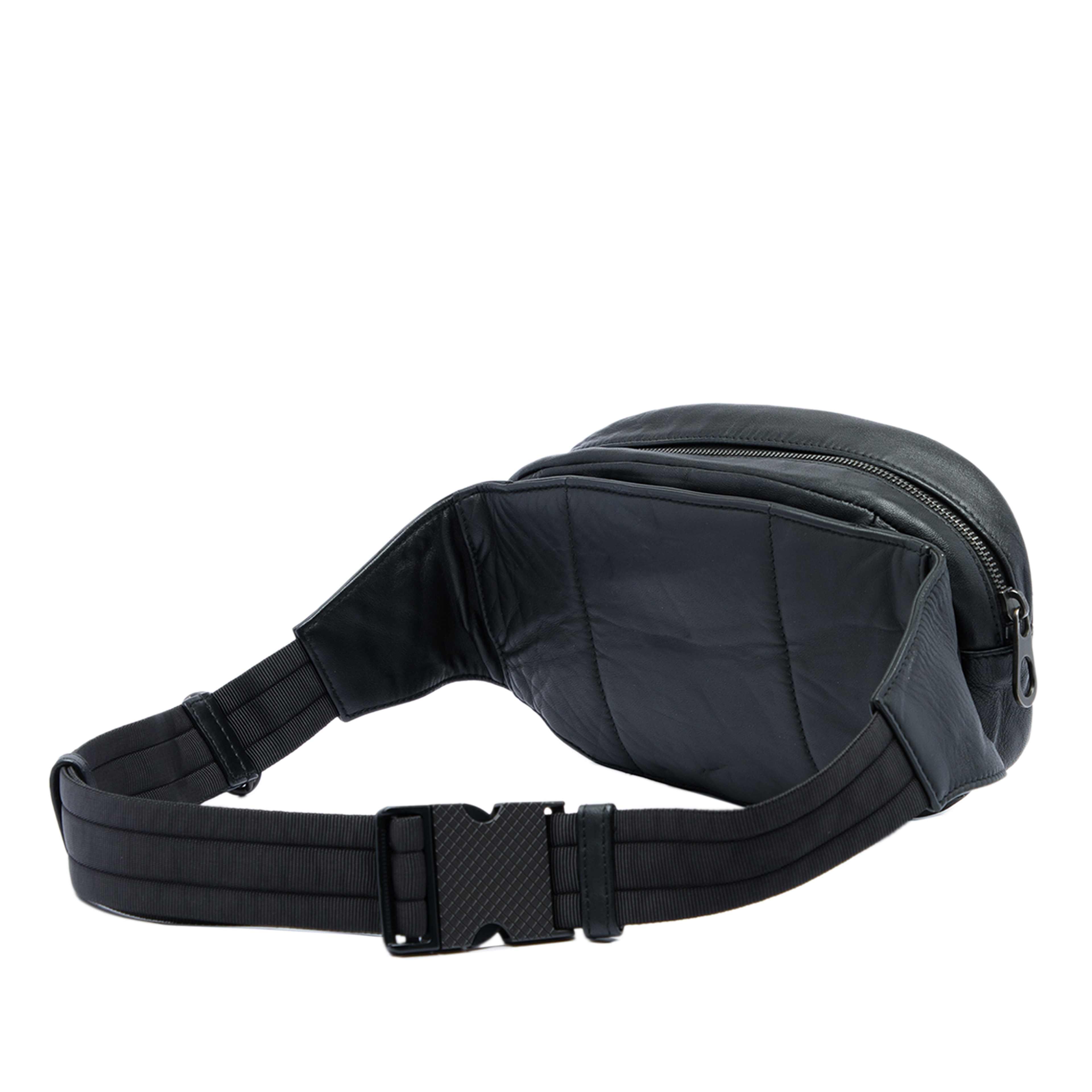 Bottega Veneta Intrecciato Trimmed Nappa Belt Bag, från Luxclusif, i färgen svart. Klicka för att öppna bilden i stort format