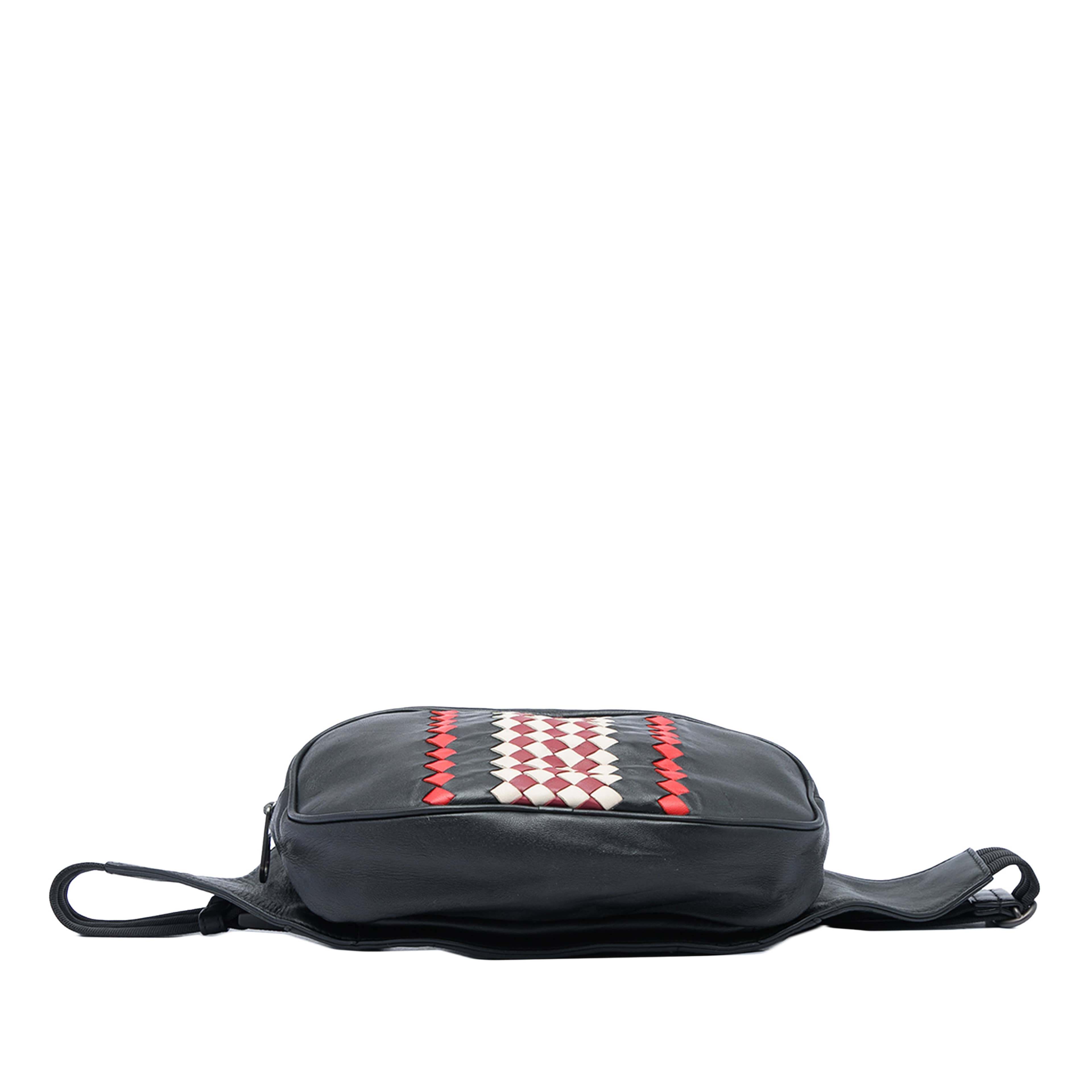 Bottega Veneta Intrecciato Trimmed Nappa Belt Bag, från Luxclusif, i färgen svart. Klicka för att öppna bilden i stort format