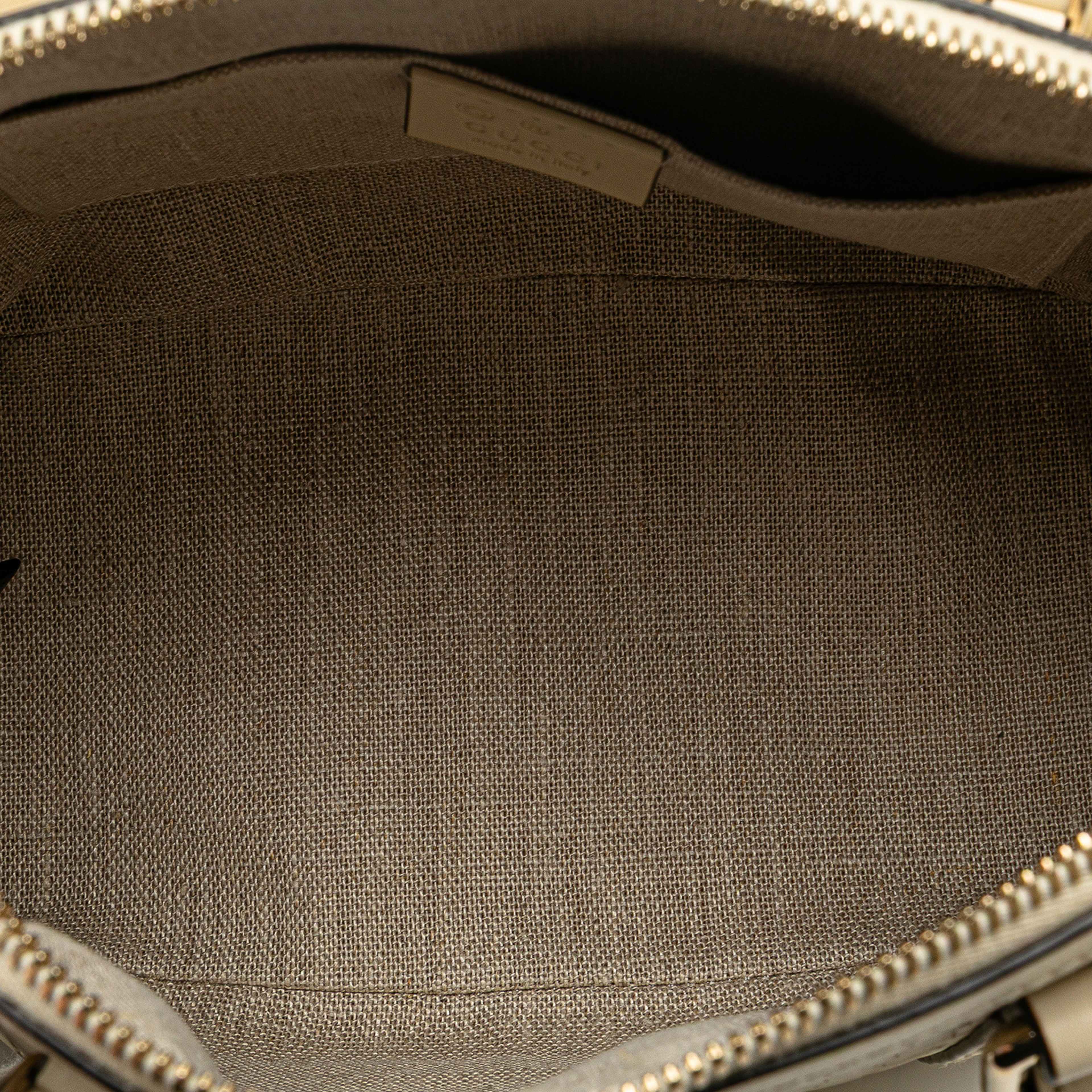 Gucci Mini Microguccissima Dome Satchel, från Luxclusif, i färgen ivory. Klicka för att öppna bilden i stort format