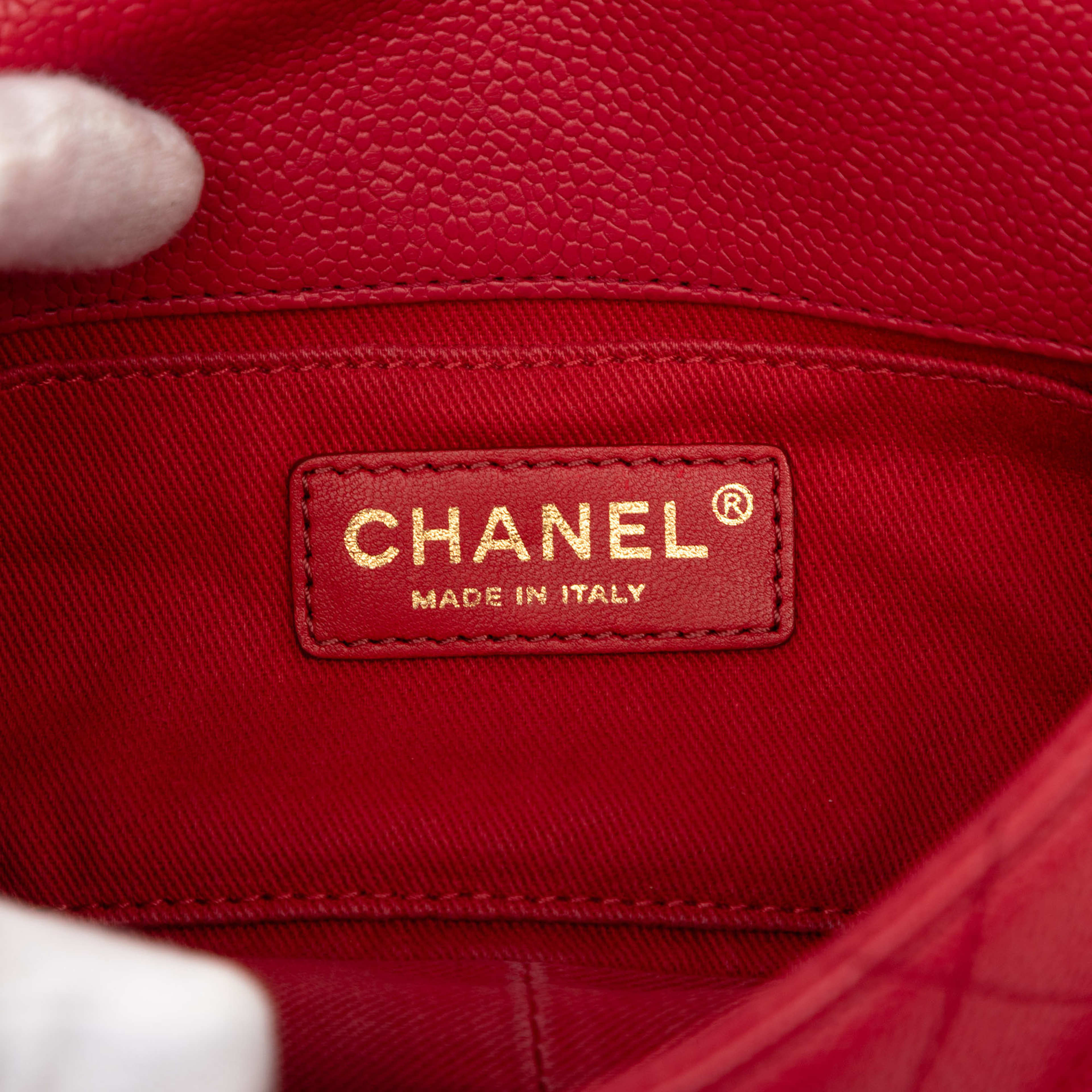 Chanel Small Caviar Business Affinity Top Handle Bag, från Luxclusif, i färgen röd. Klicka för att öppna bilden i stort format