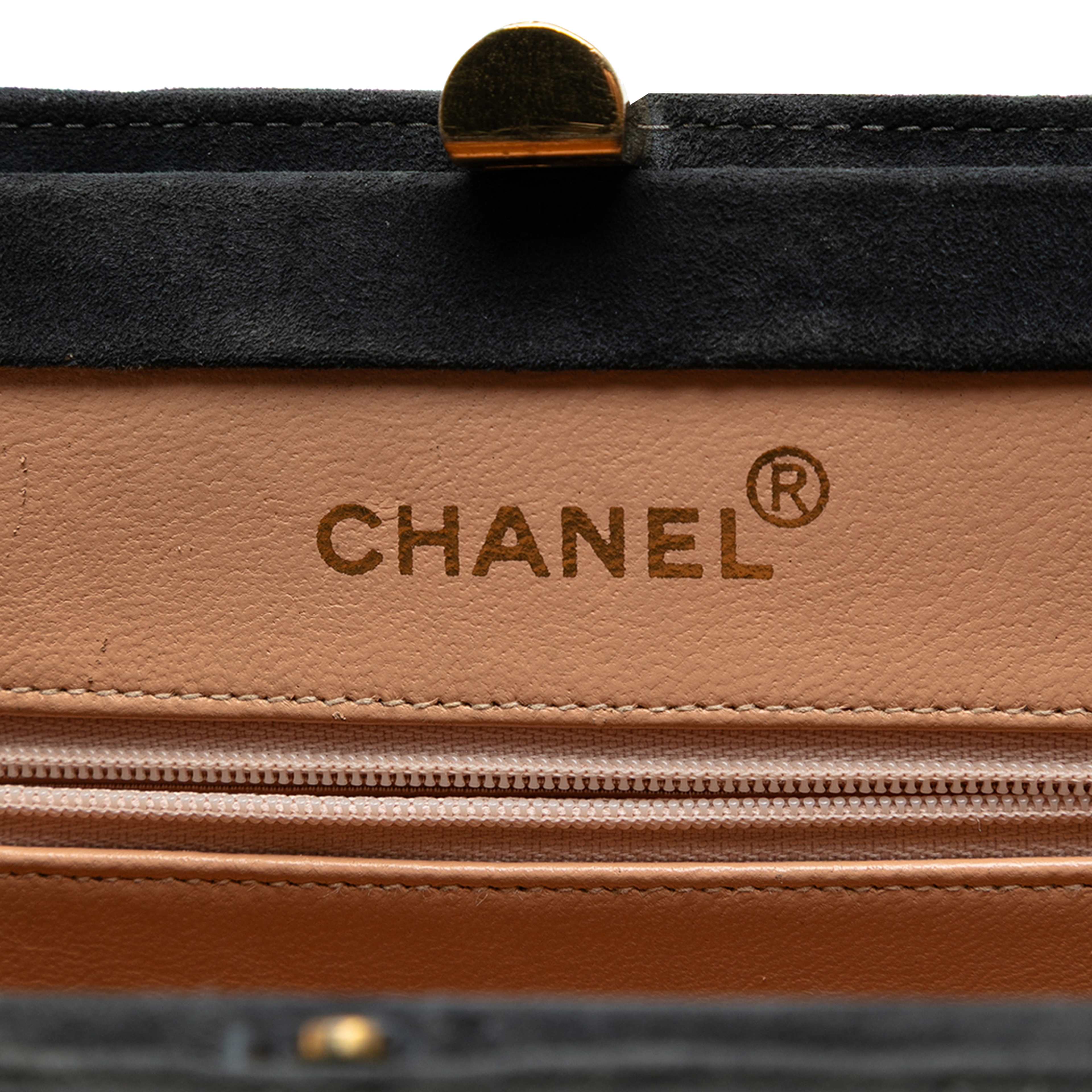 Chanel Quilted Suede Handbag, från Luxclusif, i färgen dark gray. Klicka för att öppna bilden i stort format