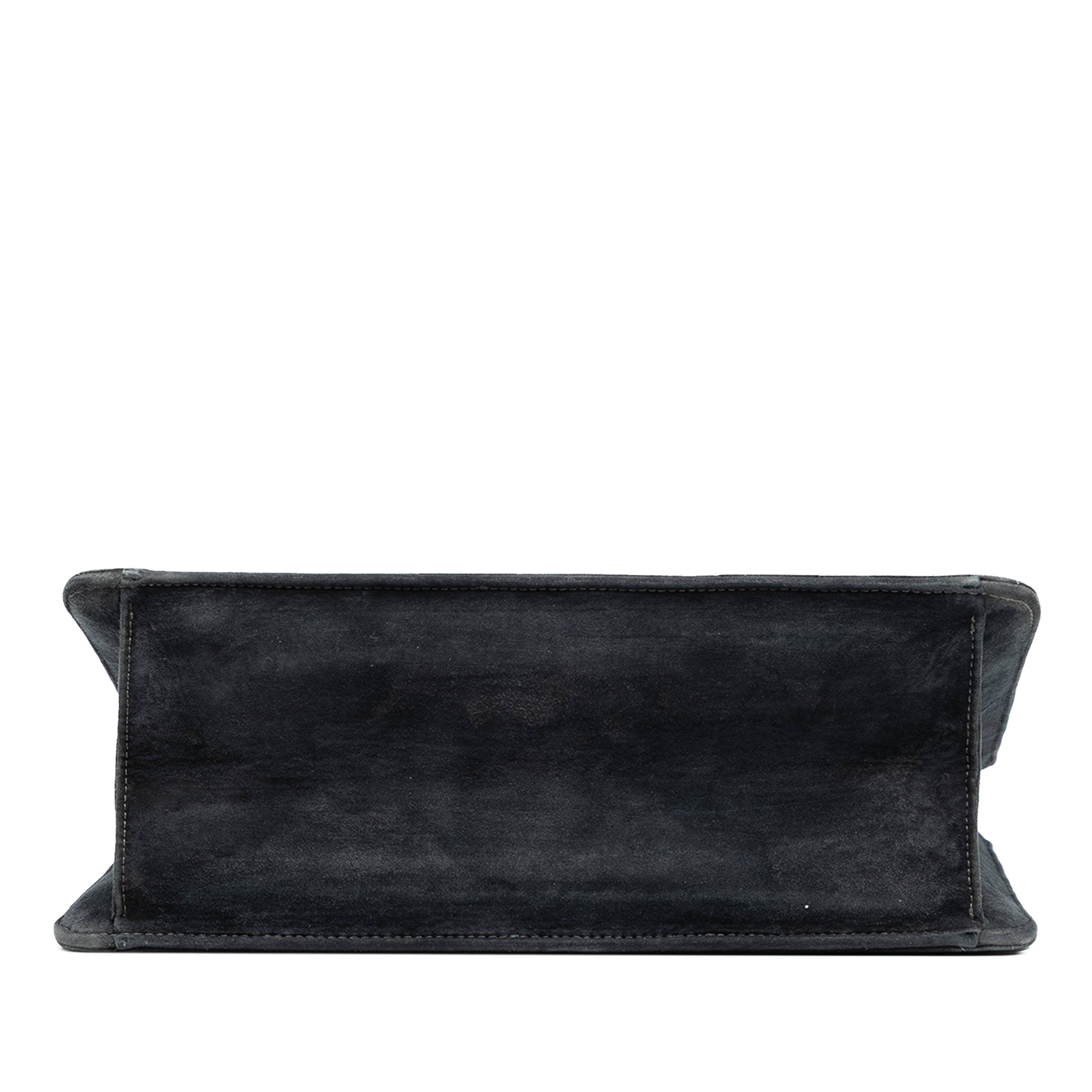 Chanel Quilted Suede Handbag, från Luxclusif, i färgen dark gray. Klicka för att öppna bilden i stort format