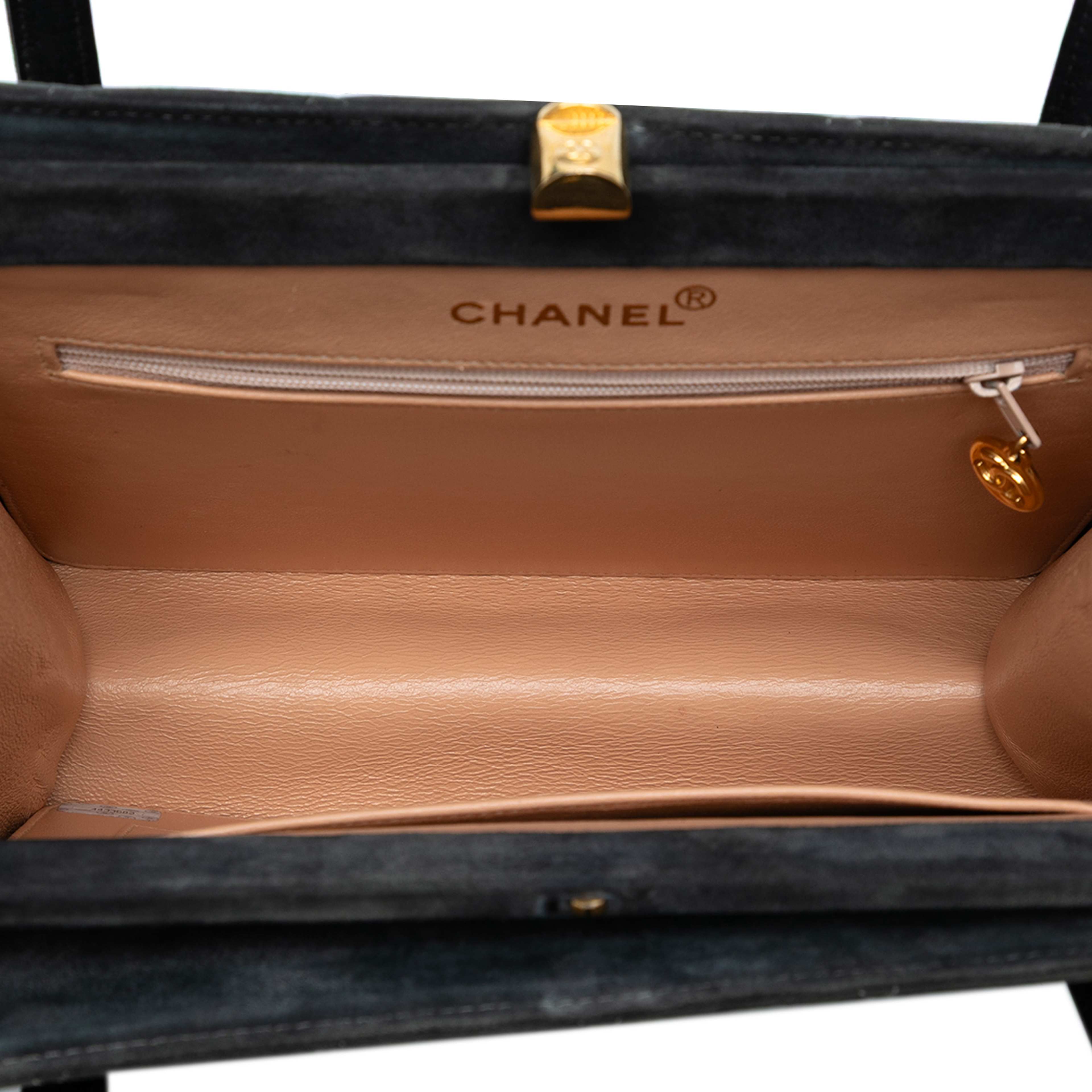 Chanel Quilted Suede Handbag, från Luxclusif, i färgen dark gray. Klicka för att öppna bilden i stort format