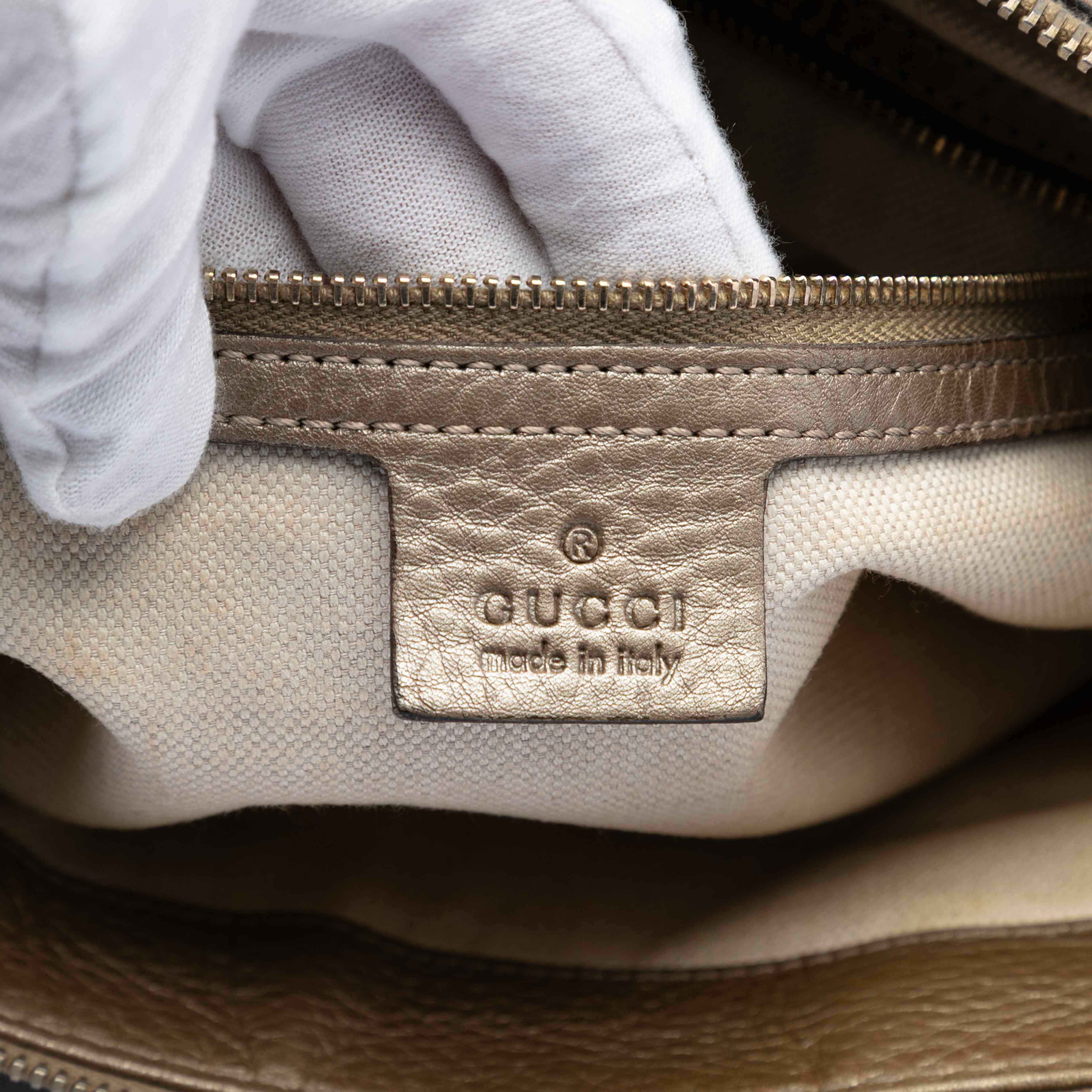 Gucci Metallic Pebbled Calfskin Bella Satchel, från Luxclusif, i färgen gold. Klicka för att öppna bilden i stort format