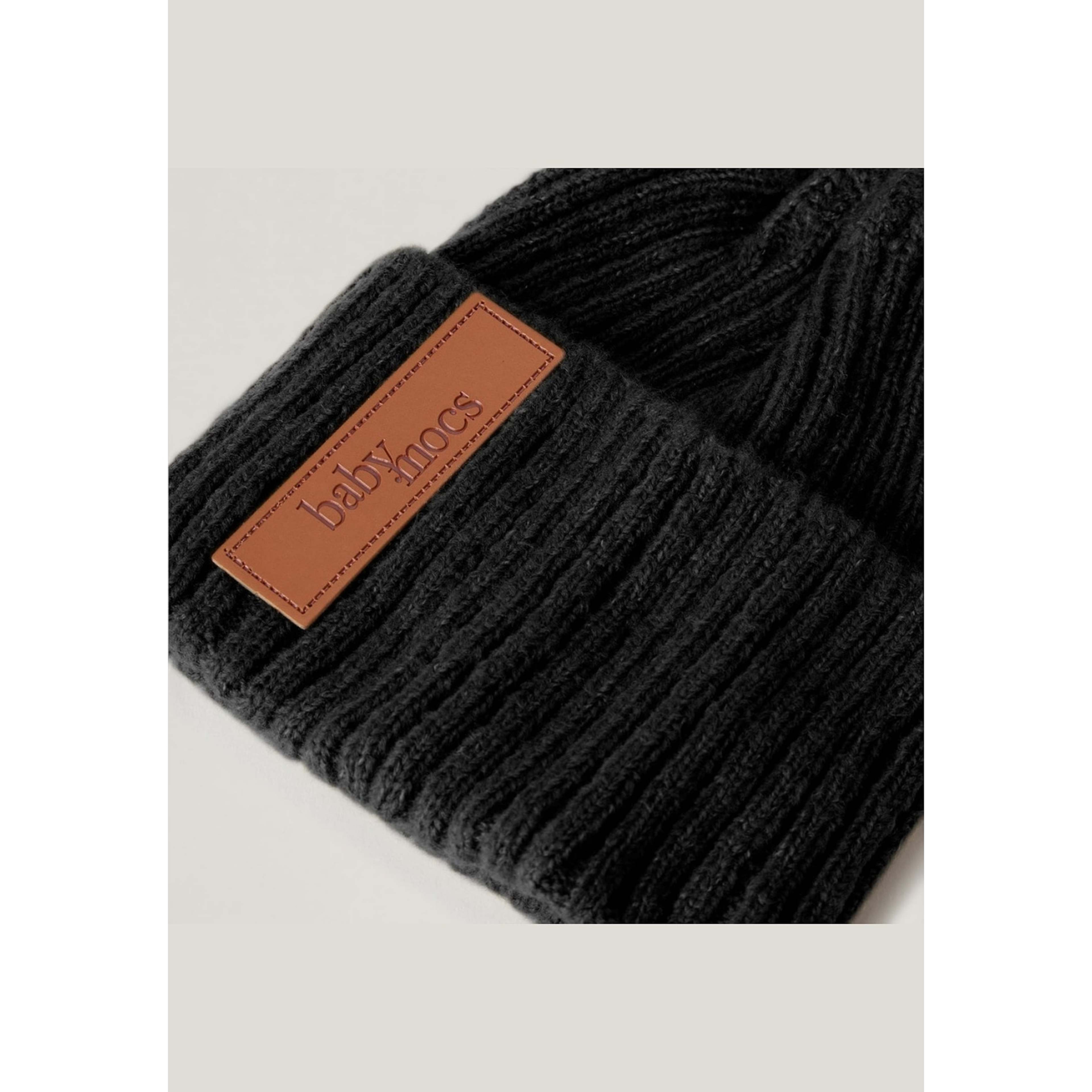 Beanie, från BabyMocs, i färgen black.
